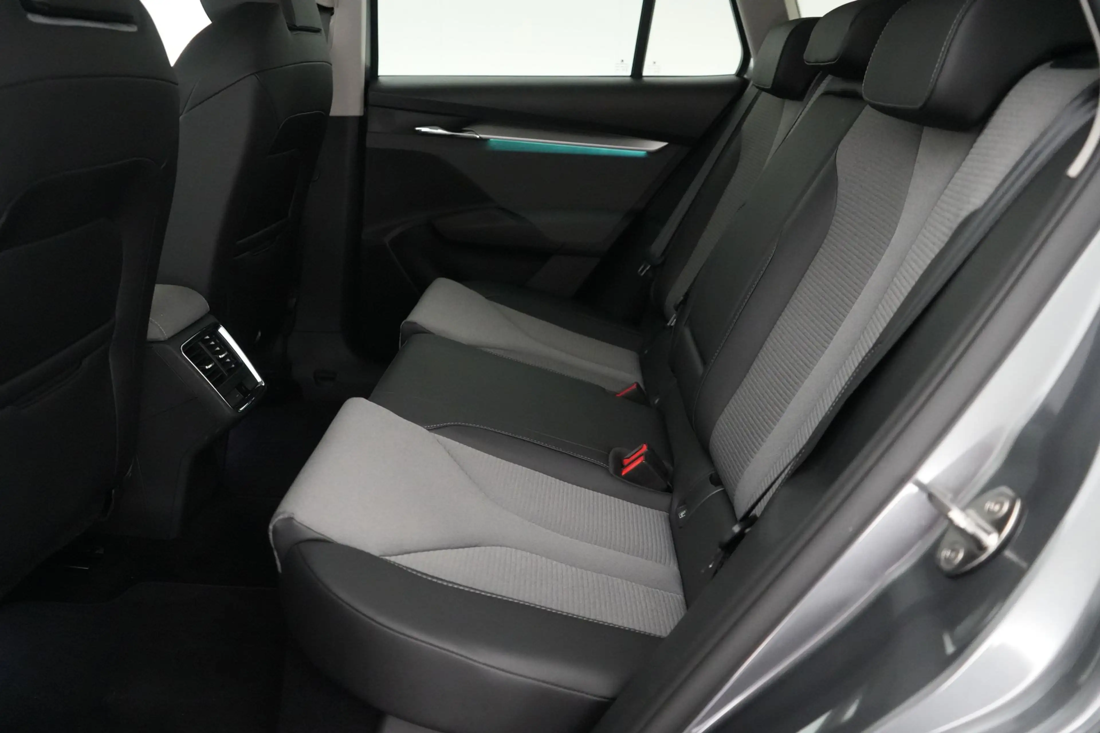Skoda Enyaq IV 60 LEDER/STOF LED GPS PDC CAM Keyless Heat-Pump — photo 20