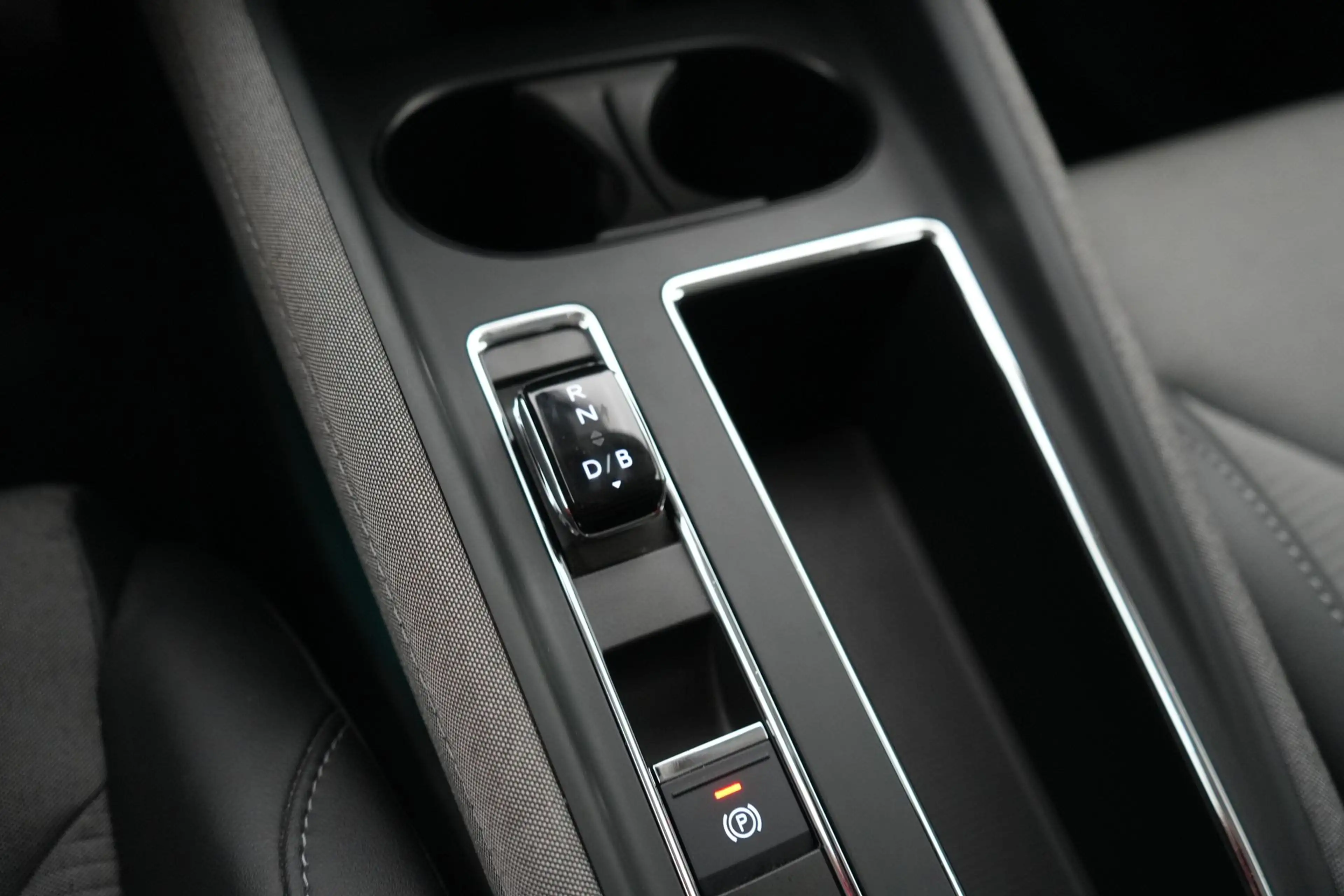 Skoda Enyaq IV 60 LEDER/STOF LED GPS PDC CAM Keyless Heat-Pump — photo 16
