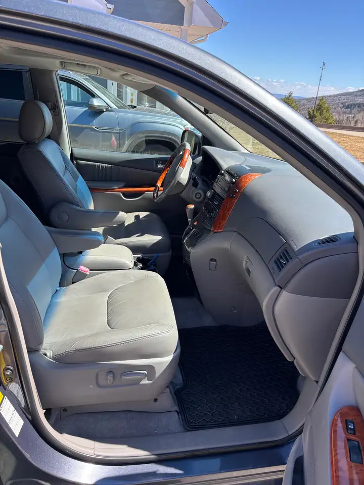 Toyota Sienna снимка Toyota Sienna