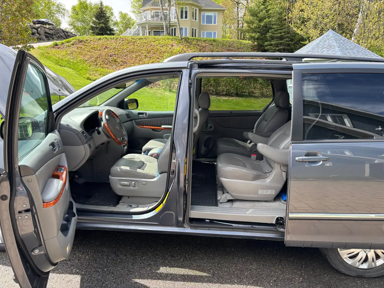 Toyota Sienna снимка Toyota Sienna