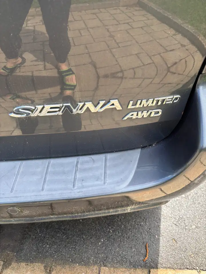 Toyota Sienna снимка Toyota Sienna