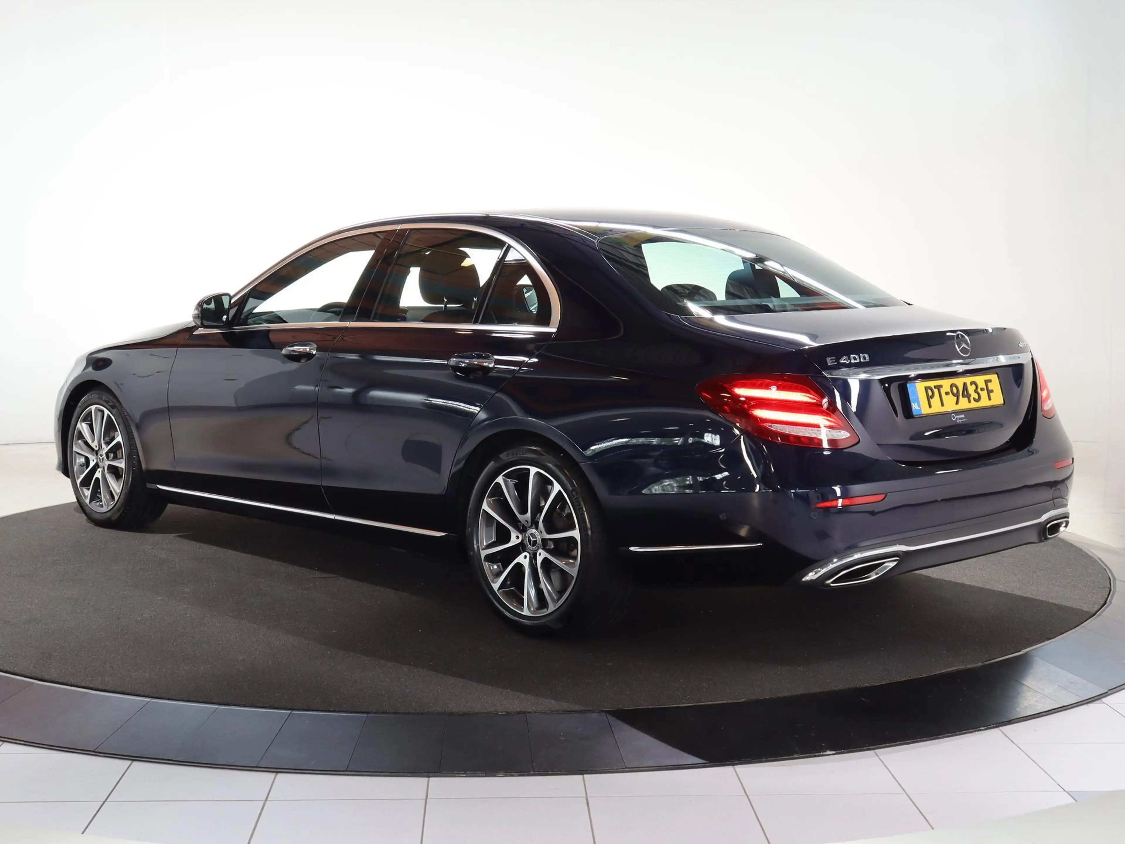 Mercedes-Benz E 400 4Matic Premium Plus — photo 3
