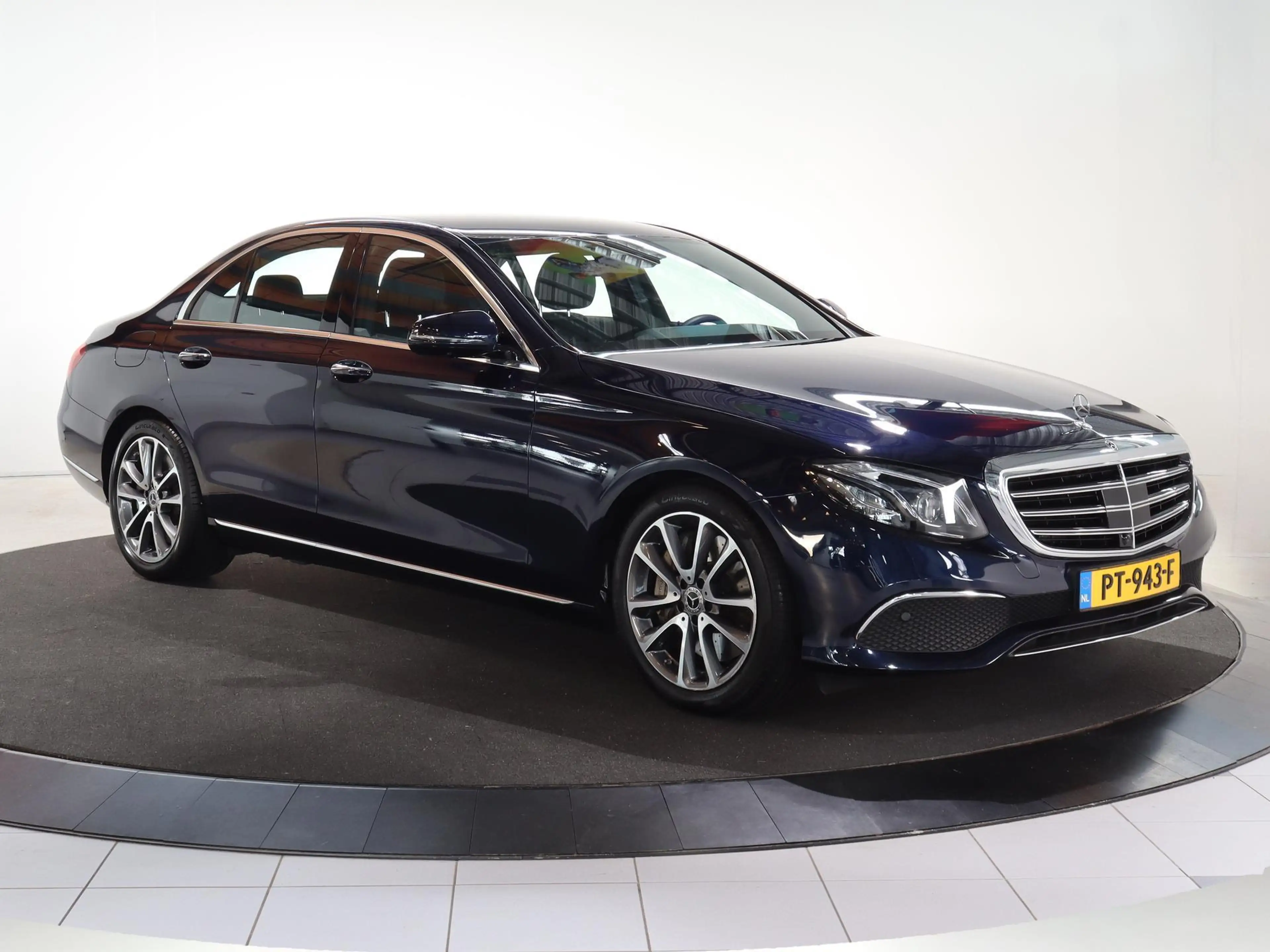 Mercedes-Benz E 400 4Matic Premium Plus — photo 6