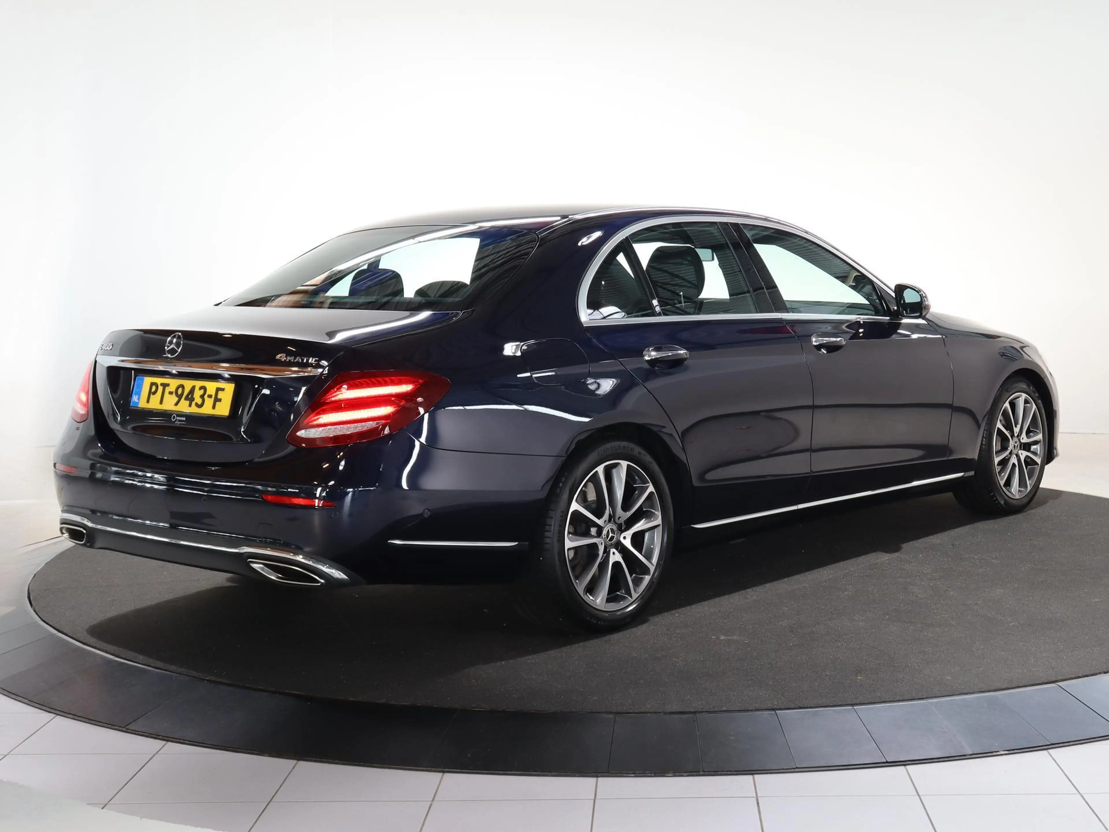 Mercedes-Benz E 400 4Matic Premium Plus — photo 4