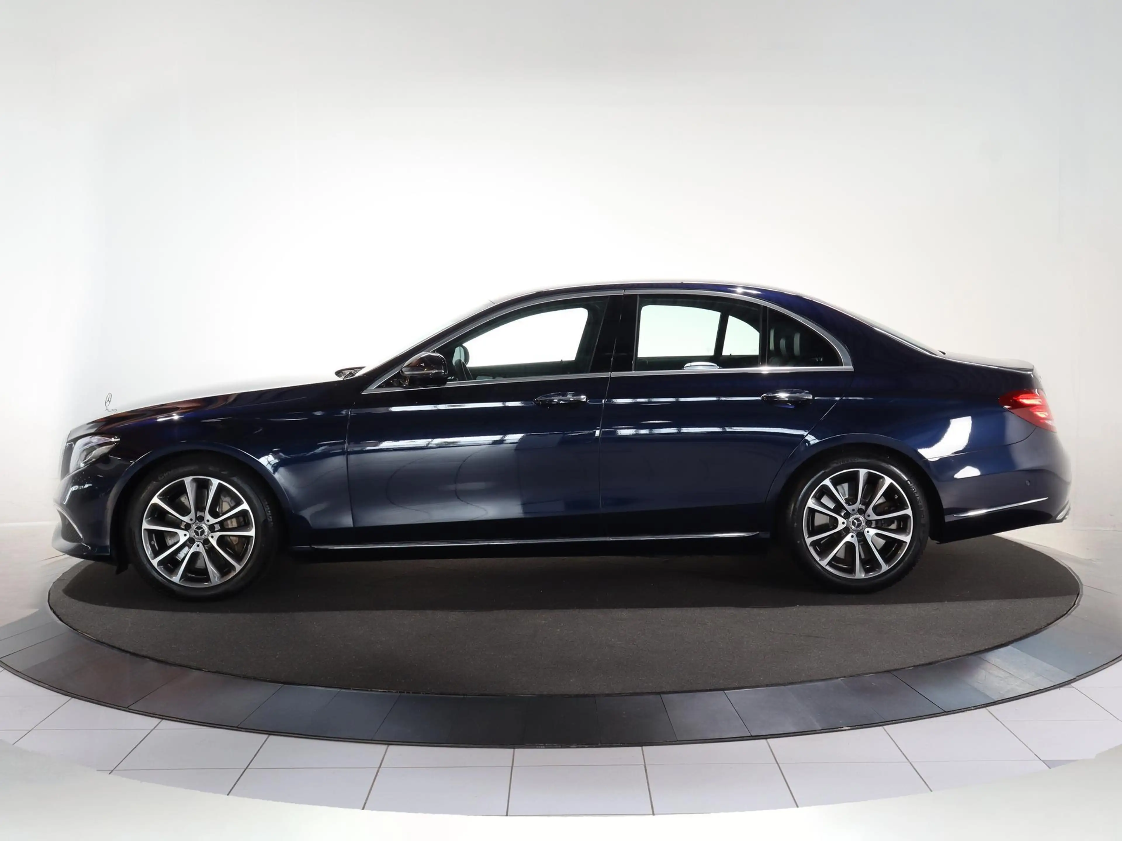 Mercedes-Benz E 400 4Matic Premium Plus — photo 2