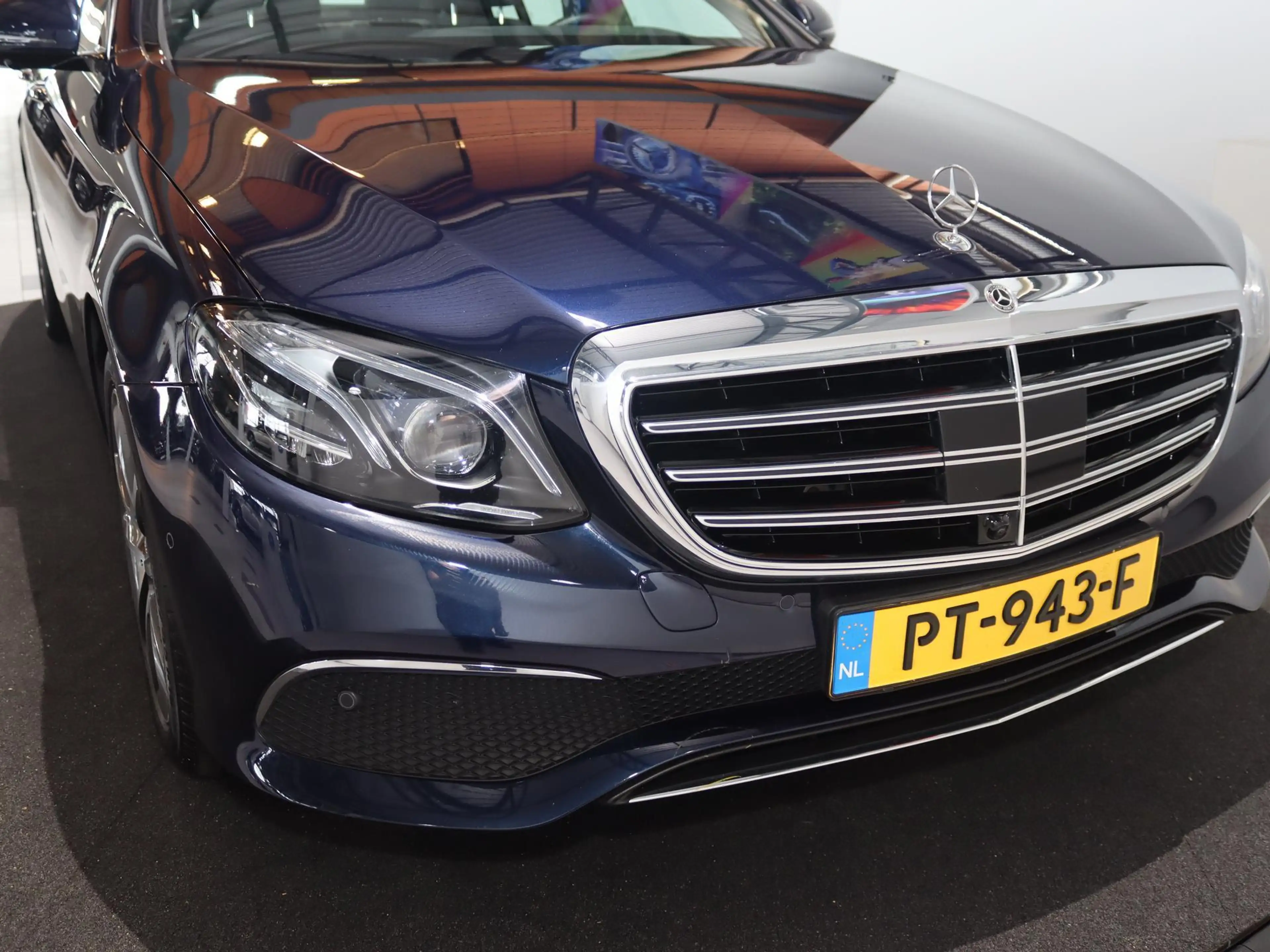 Mercedes-Benz E 400 4Matic Premium Plus — photo 11