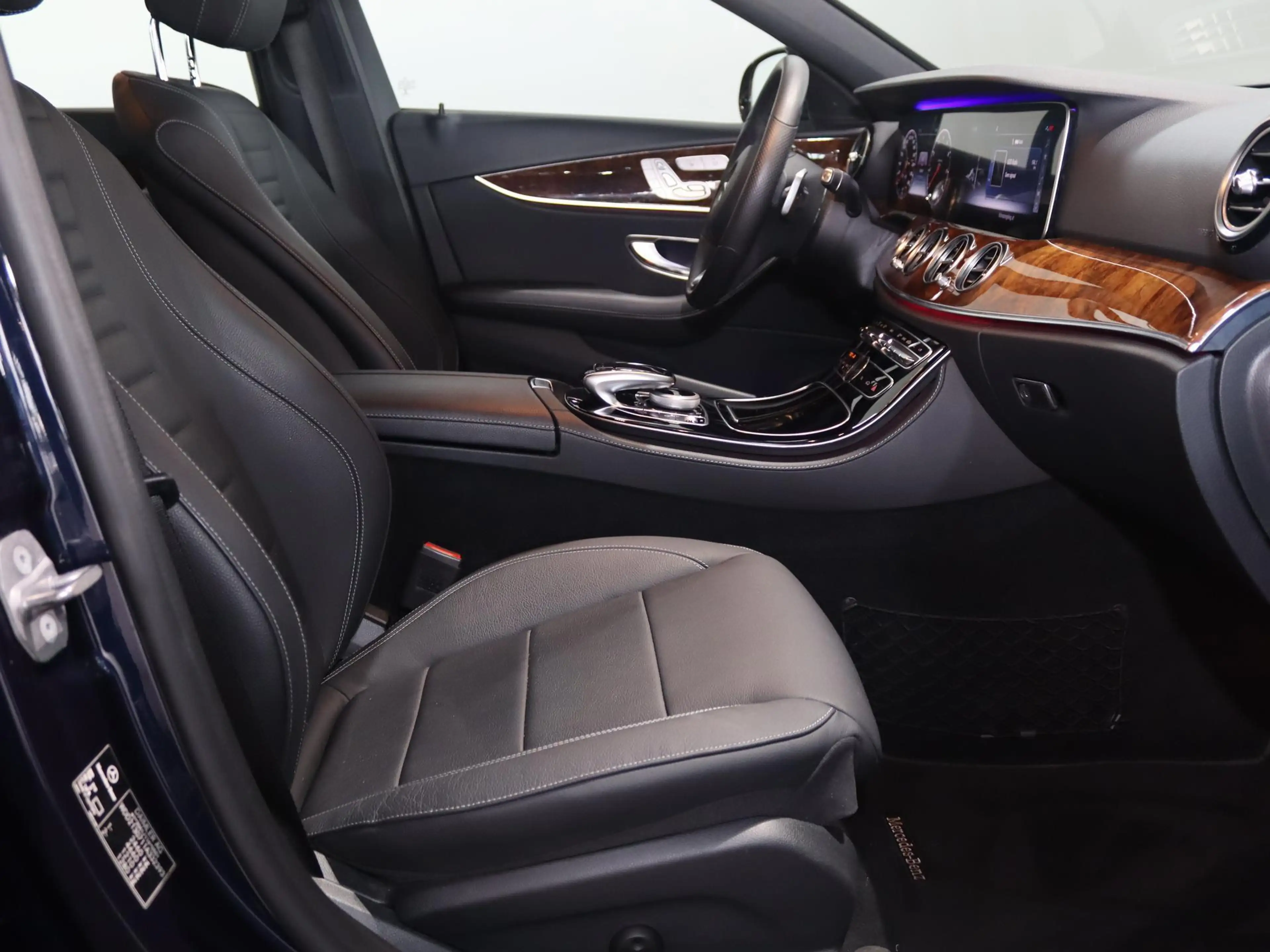 Mercedes-Benz E 400 4Matic Premium Plus — photo 8