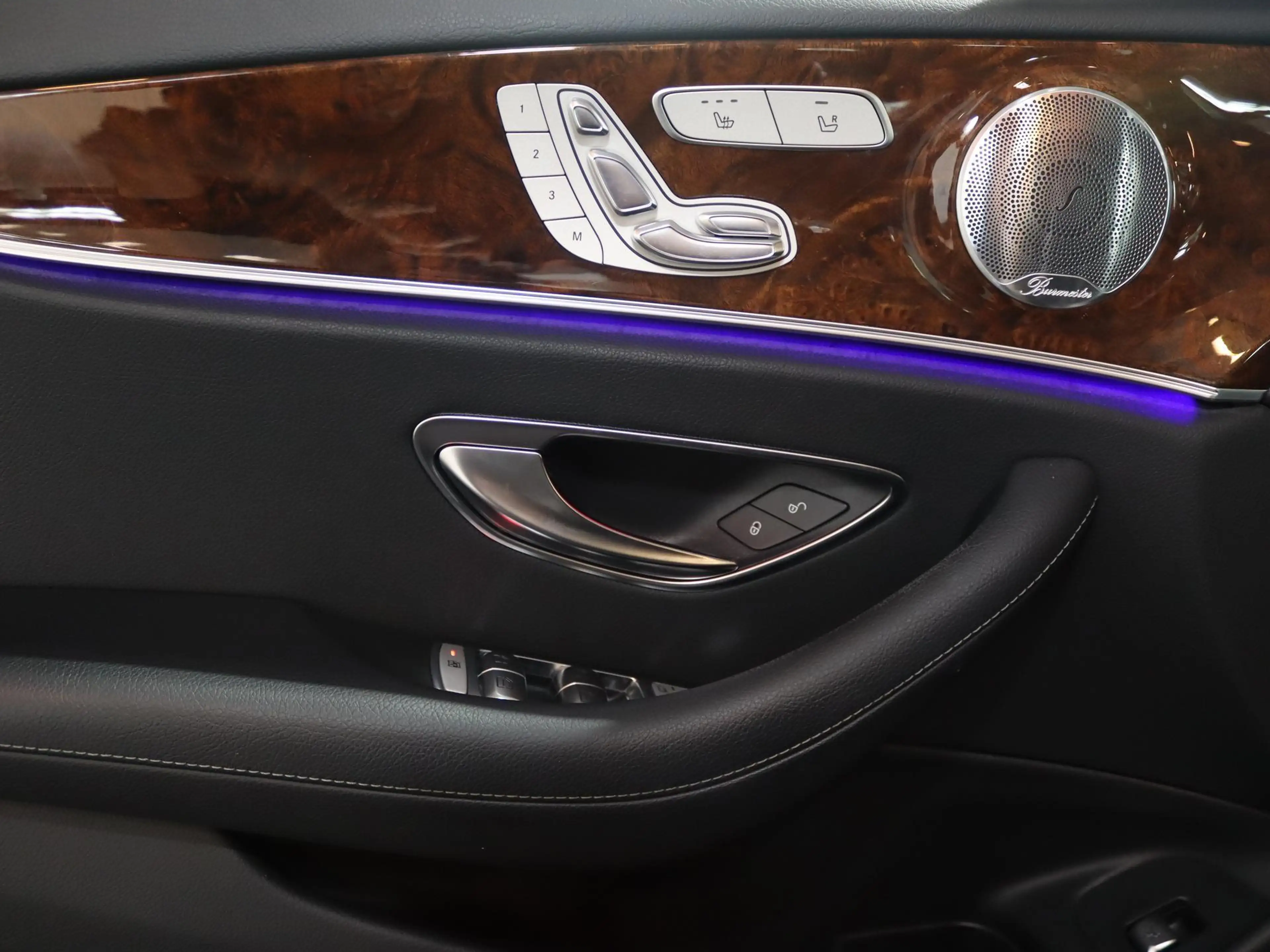 Mercedes-Benz E 400 4Matic Premium Plus — photo 10
