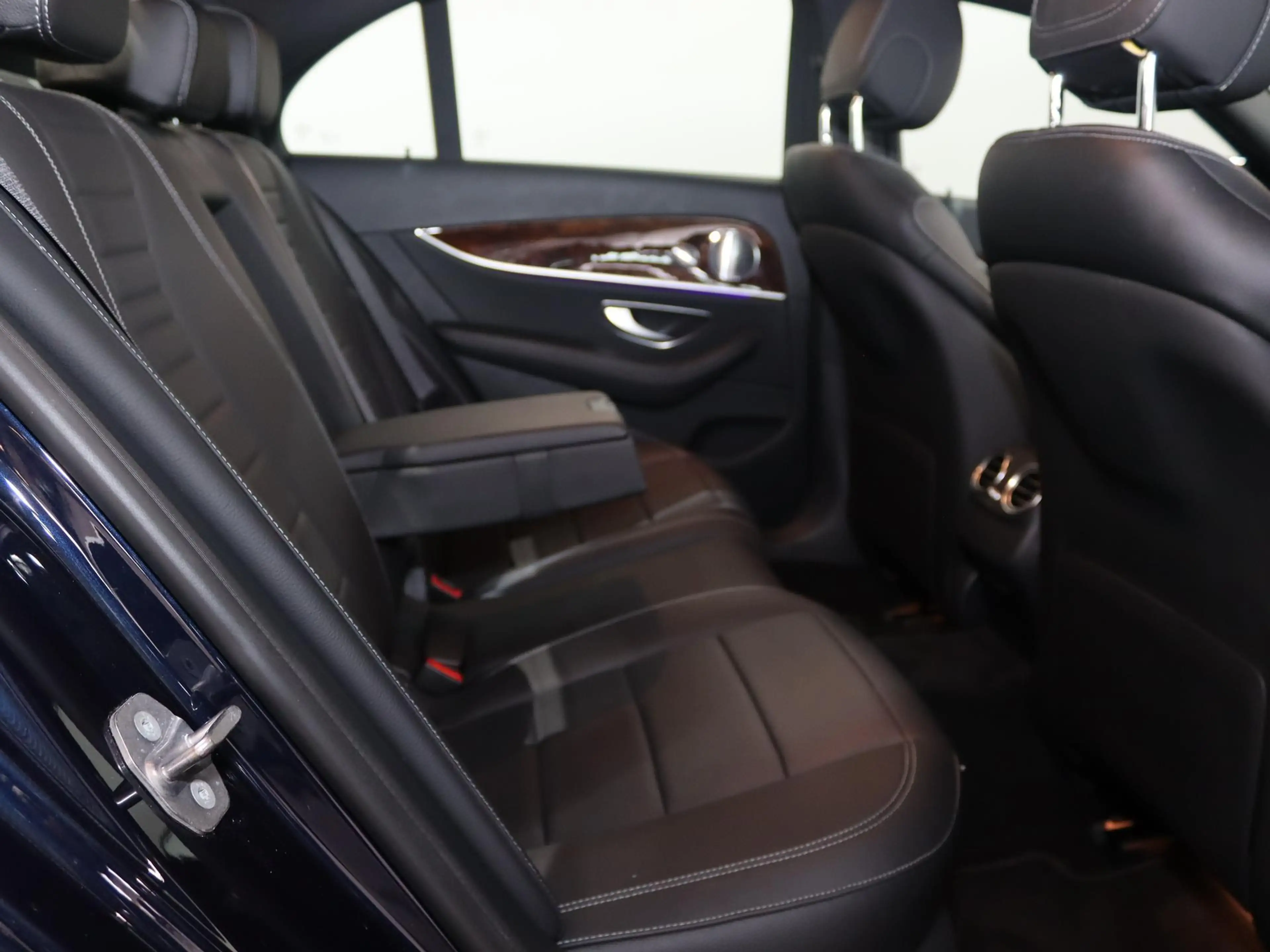 Mercedes-Benz E 400 4Matic Premium Plus — photo 9
