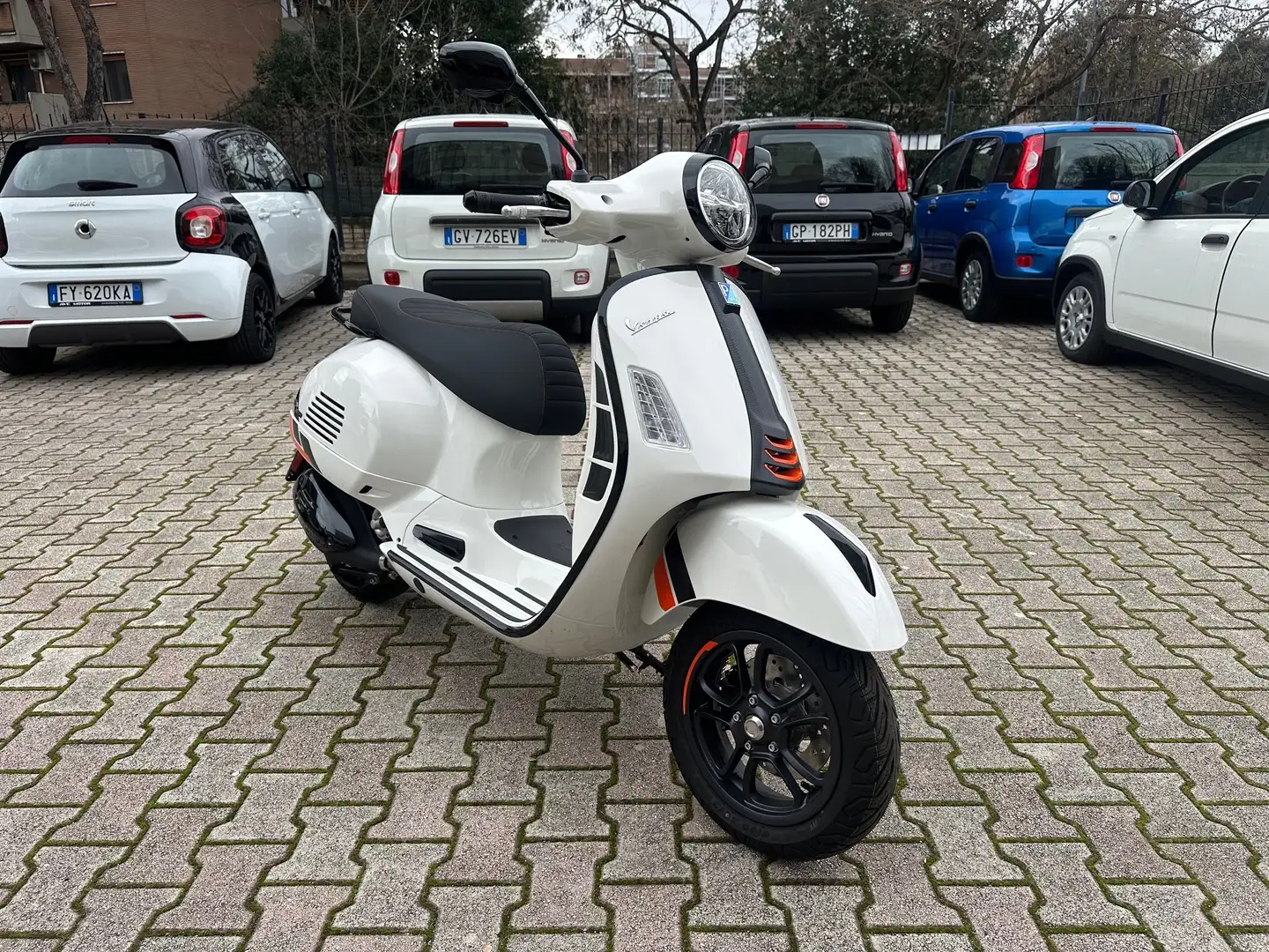Vespa GTS Super Sport 310 nuova da immatricolare Bianco - 1