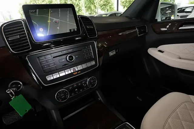 Mercedes-Benz GLS view 11