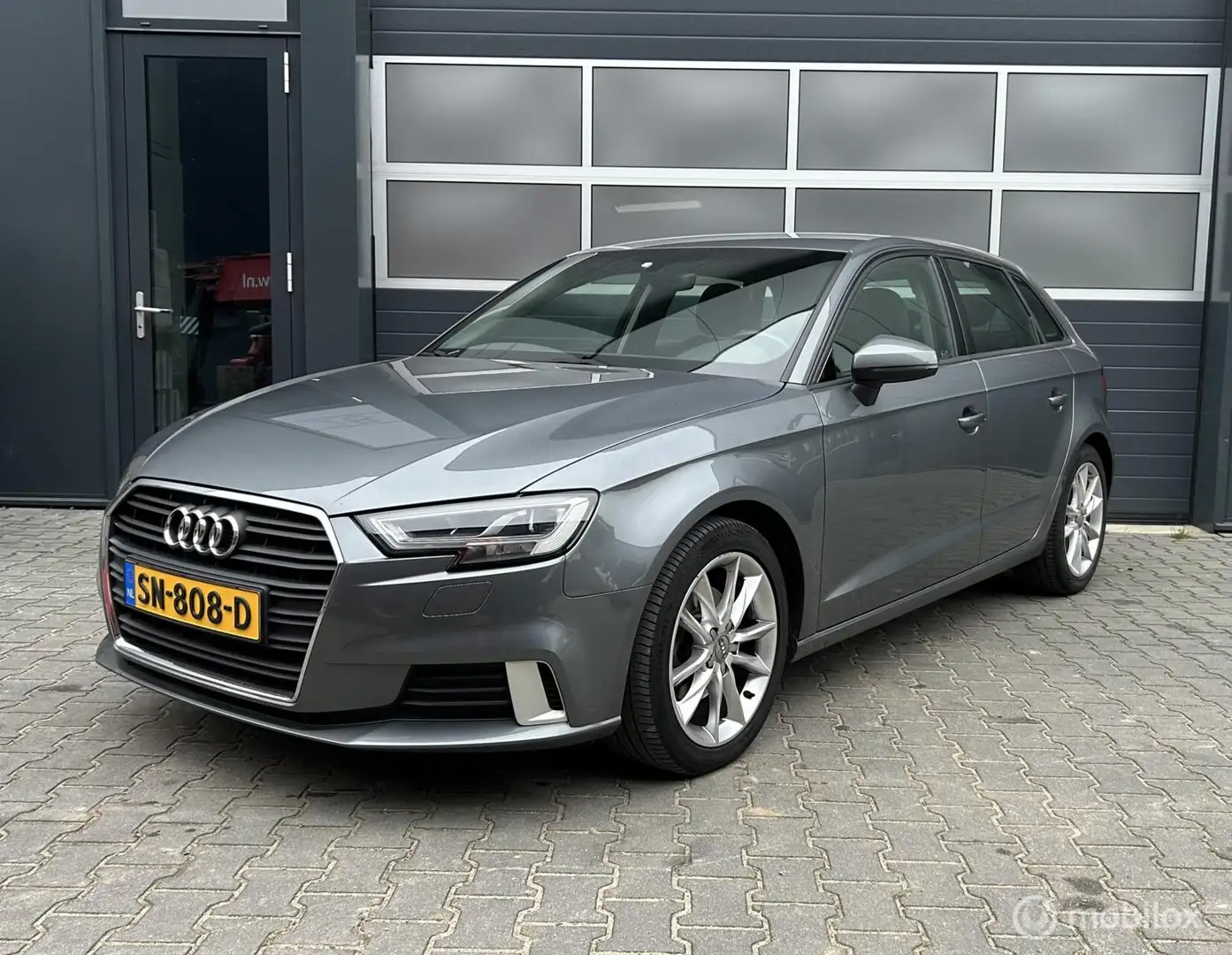 Audi A3 Sportback 1.5 TFSI Incl. Btw Navi NL. auto Grijs - 1