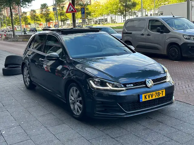 Volkswagen Golf view 4