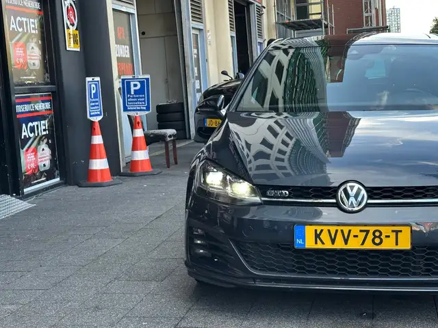 Volkswagen Golf view 9