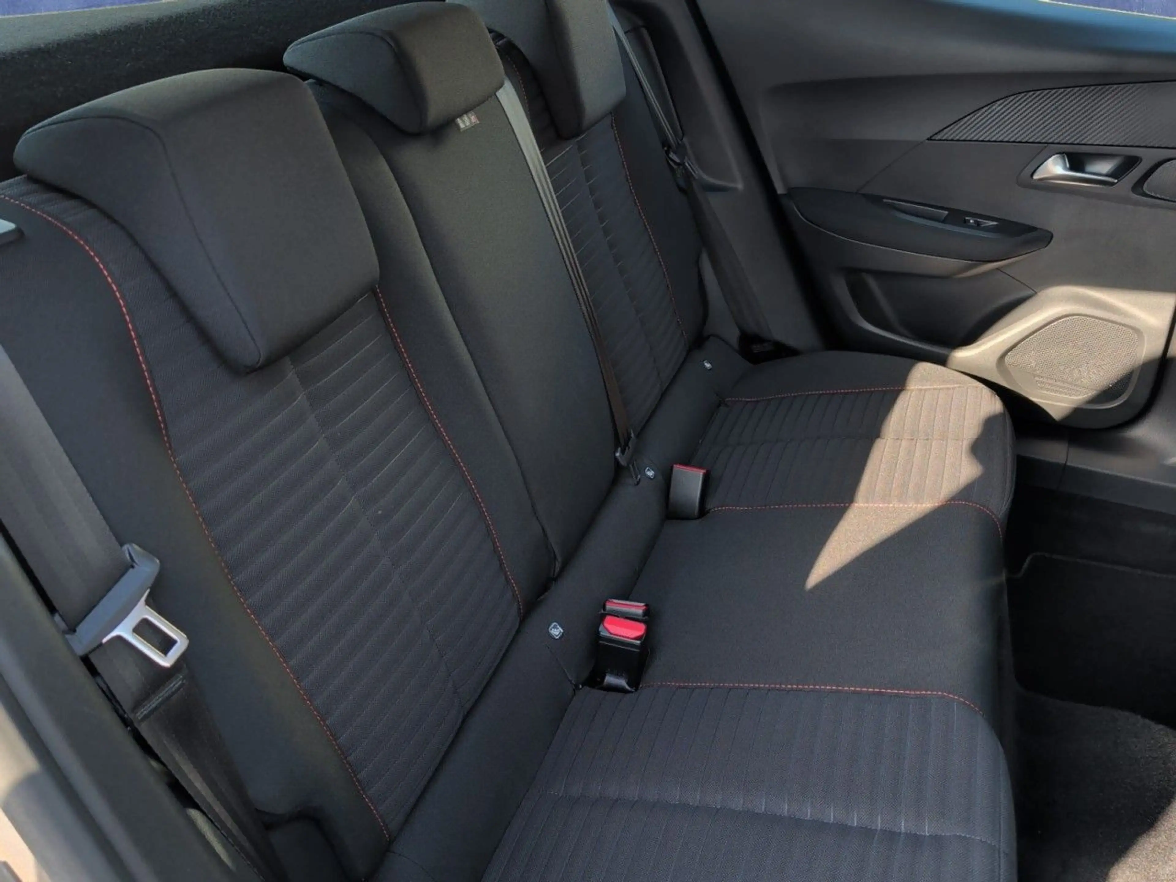 Peugeot 2008 -e Active Pack Aut+Sitzhzg+Einparkhilfe+DAB — photo 14