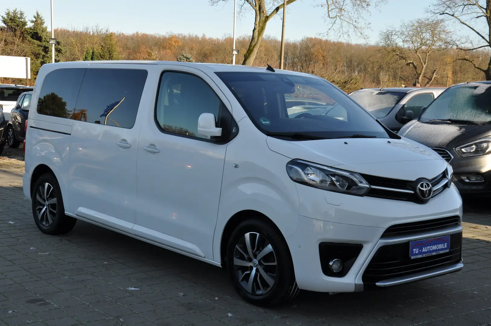 Toyota Proace L1 Team D Aut. AHK-ACC-RKAM-HUD-NAVI-KEYGO-8SITZER Weiß - 1