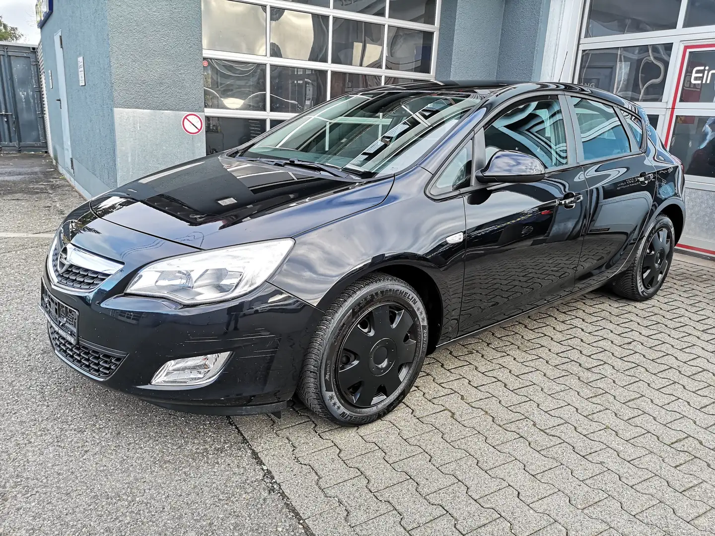 Opel Astra J 1.6 Edition KLIMA-PDC-EURO 5 Schwarz - 1