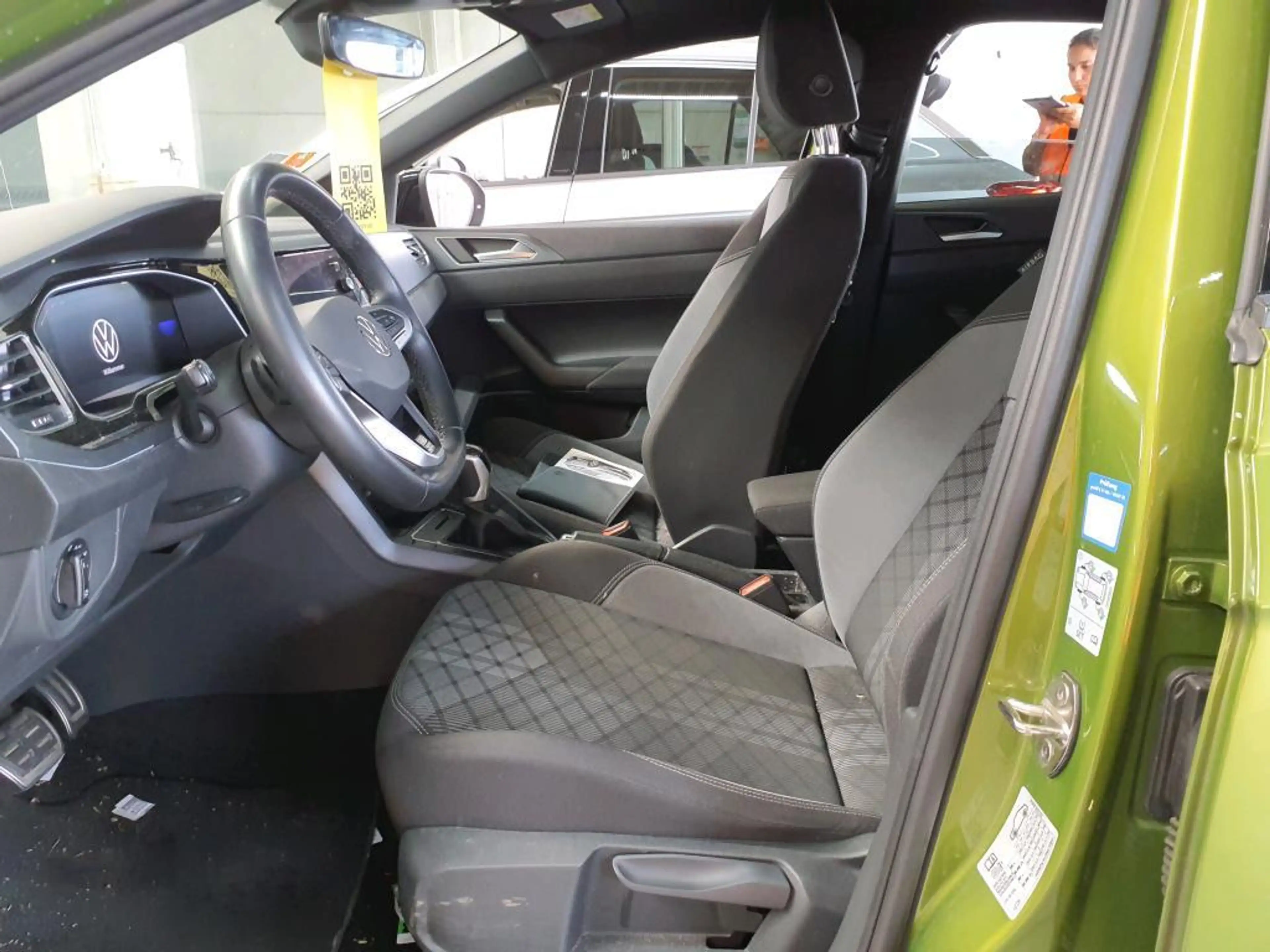 Volkswagen Taigo 1.5 TSI R-Line DSG Navi+Pano+SHZ+R-Kam+ACC+ — photo 6