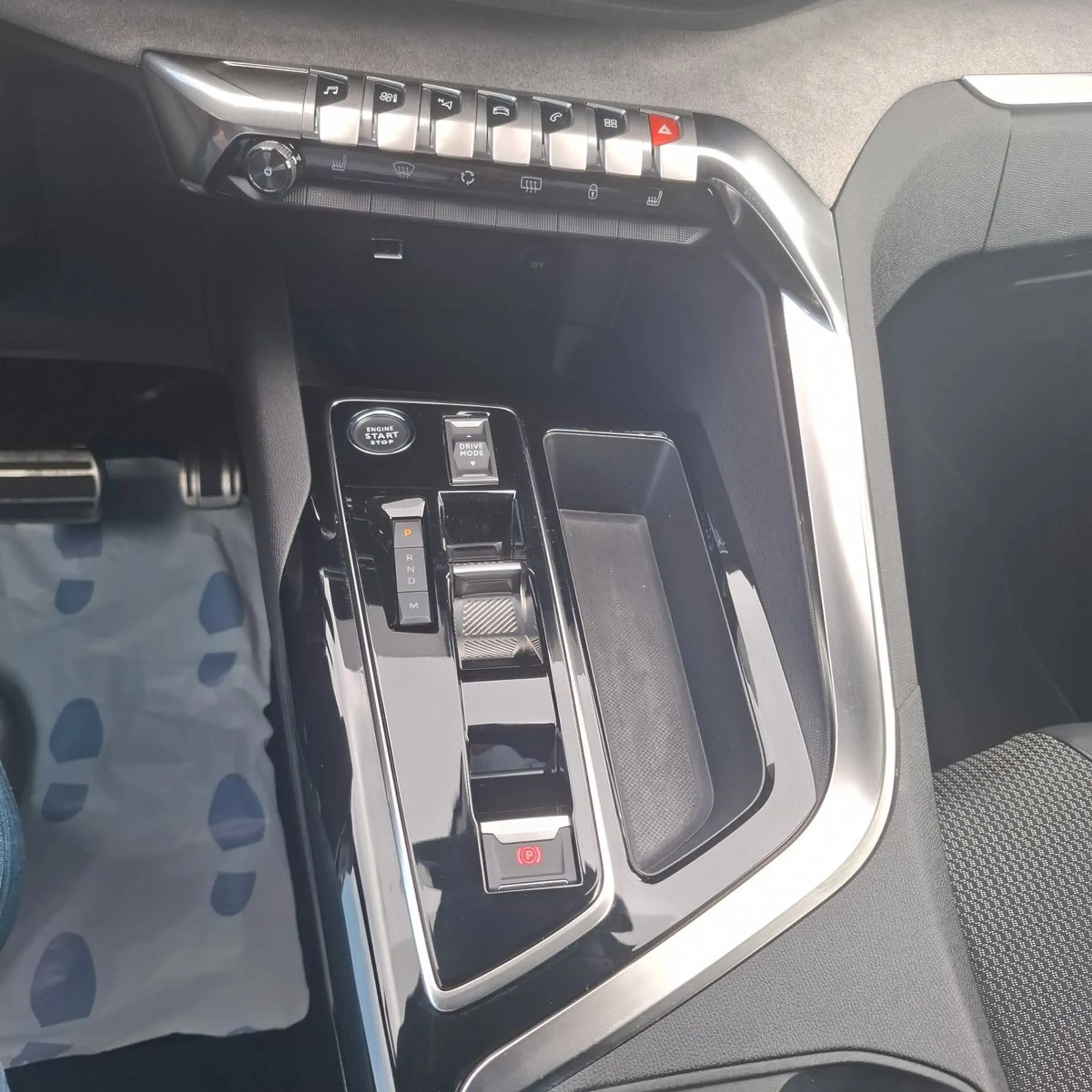Peugeot 5008 Hybrid 136 GT — photo 14