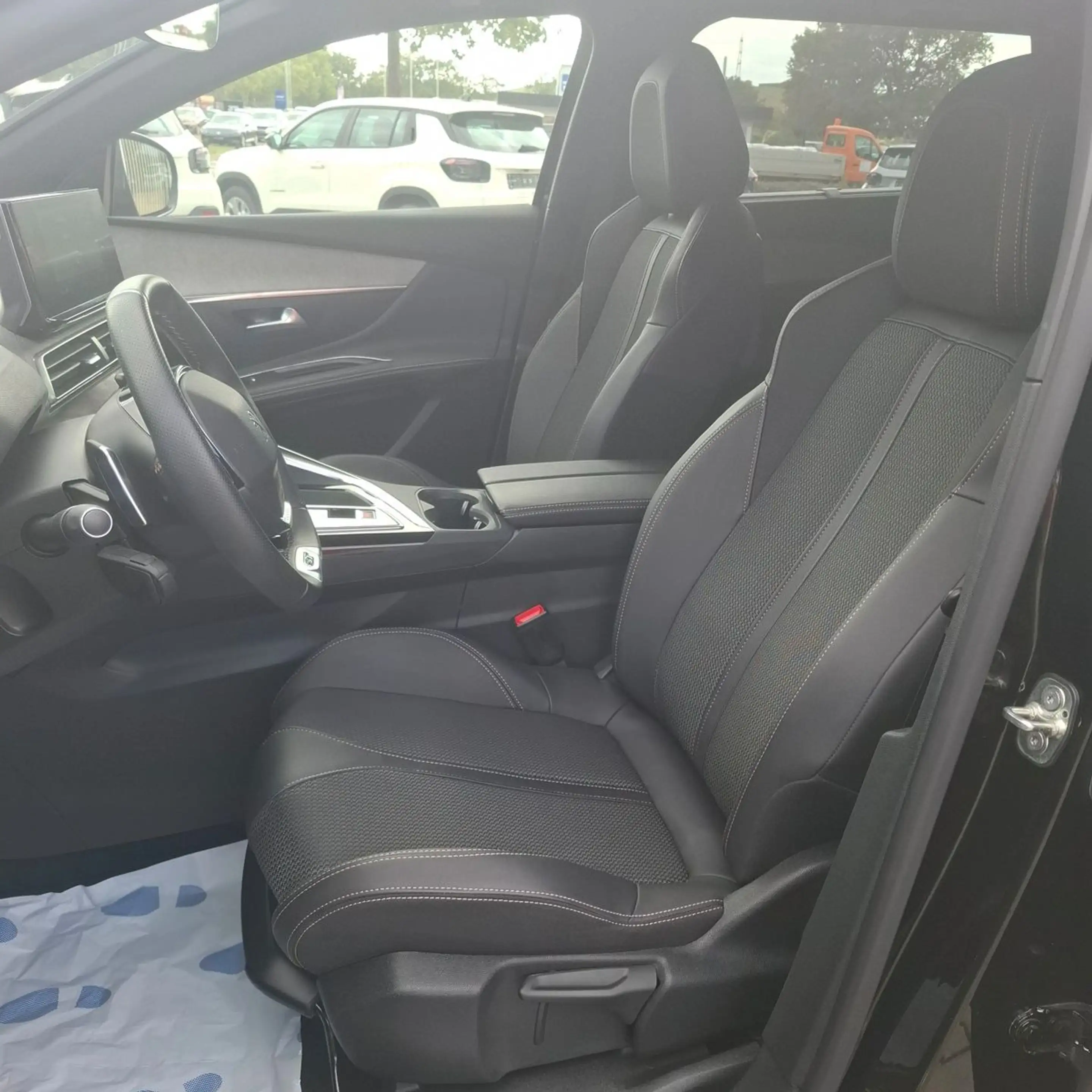 Peugeot 5008 Hybrid 136 GT — photo 10