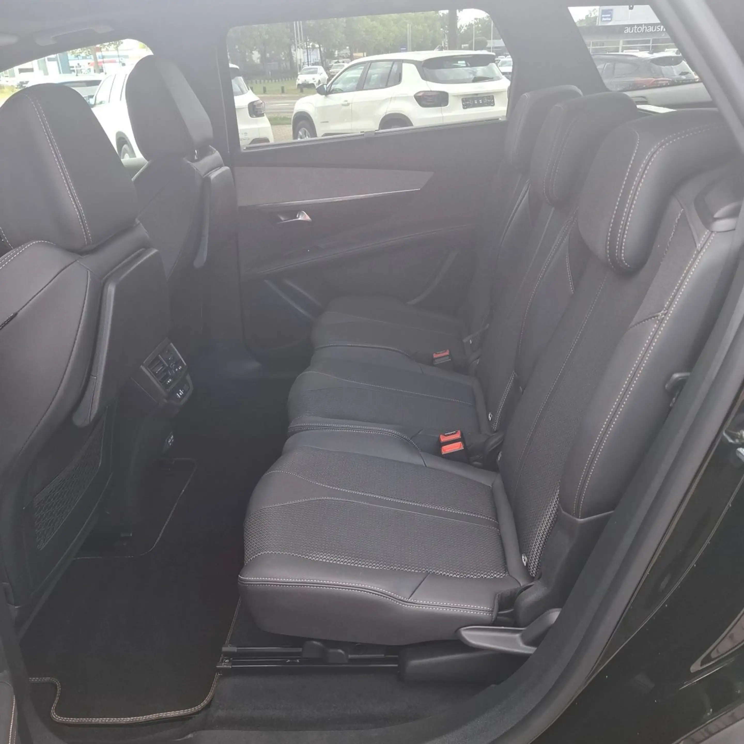 Peugeot 5008 Hybrid 136 GT — photo 11