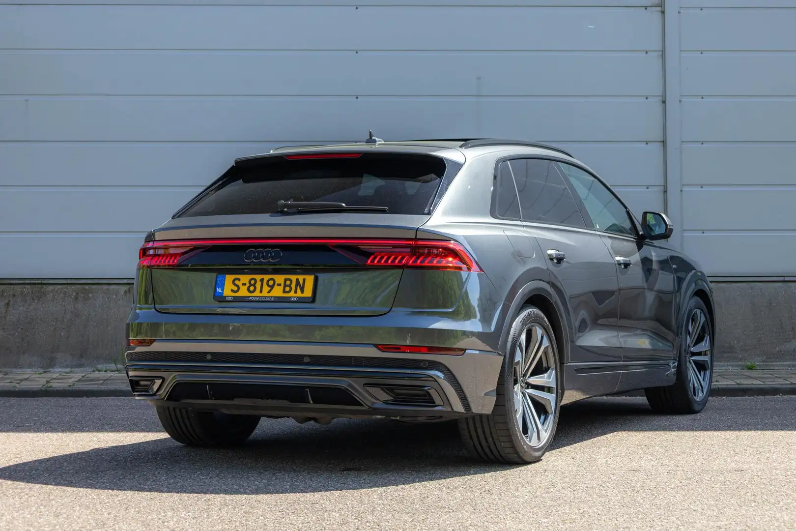 Audi Q8 55 TFSIe 380pk PHEV quattro Pro Line S | Panoramad Grijs - 2
