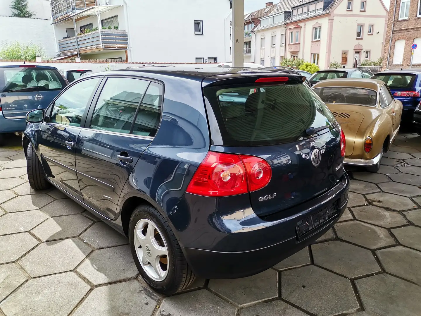 Volkswagen Golf 2,0 16V FSI Comfortline  4-tür. Grau - 2