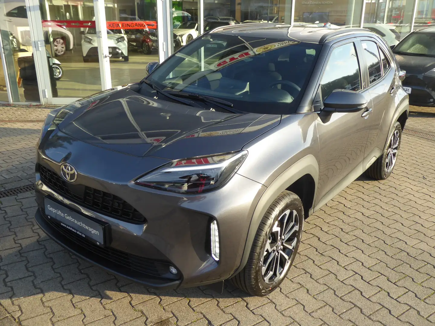 Toyota Yaris Cross 1.5HTeam D. + Winter + Safety-Paket Grijs - 1