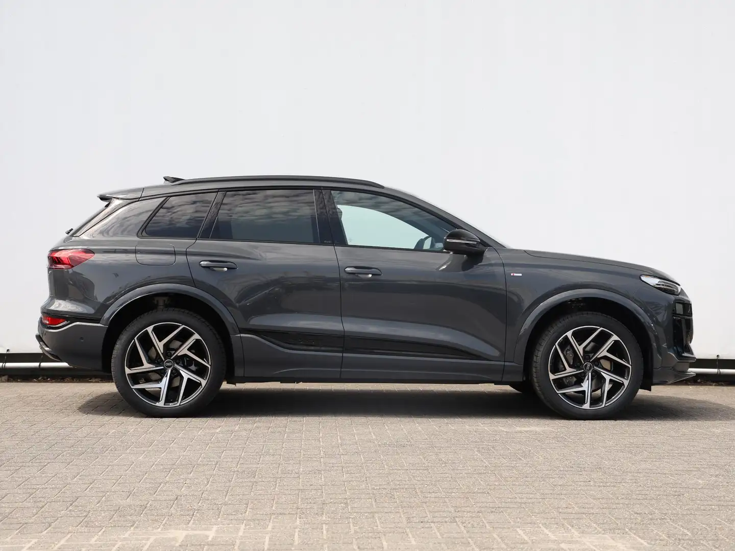 Audi Q6 e-tron Launch edition e-tron 185kW/252pk 83Kwh Hat Szürke - 2