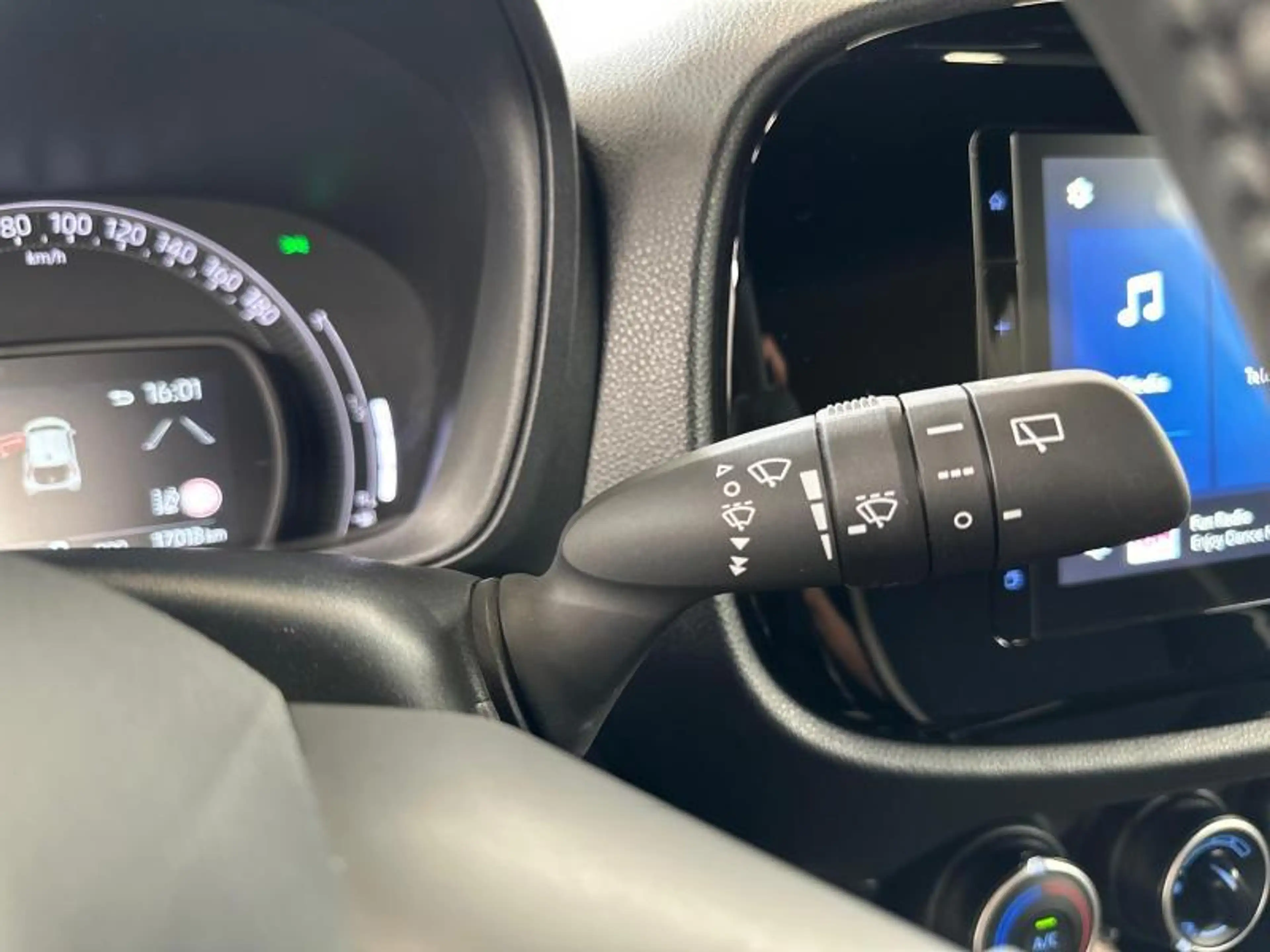 Toyota Aygo X AT Pulse | carplay | camera — photo 25
