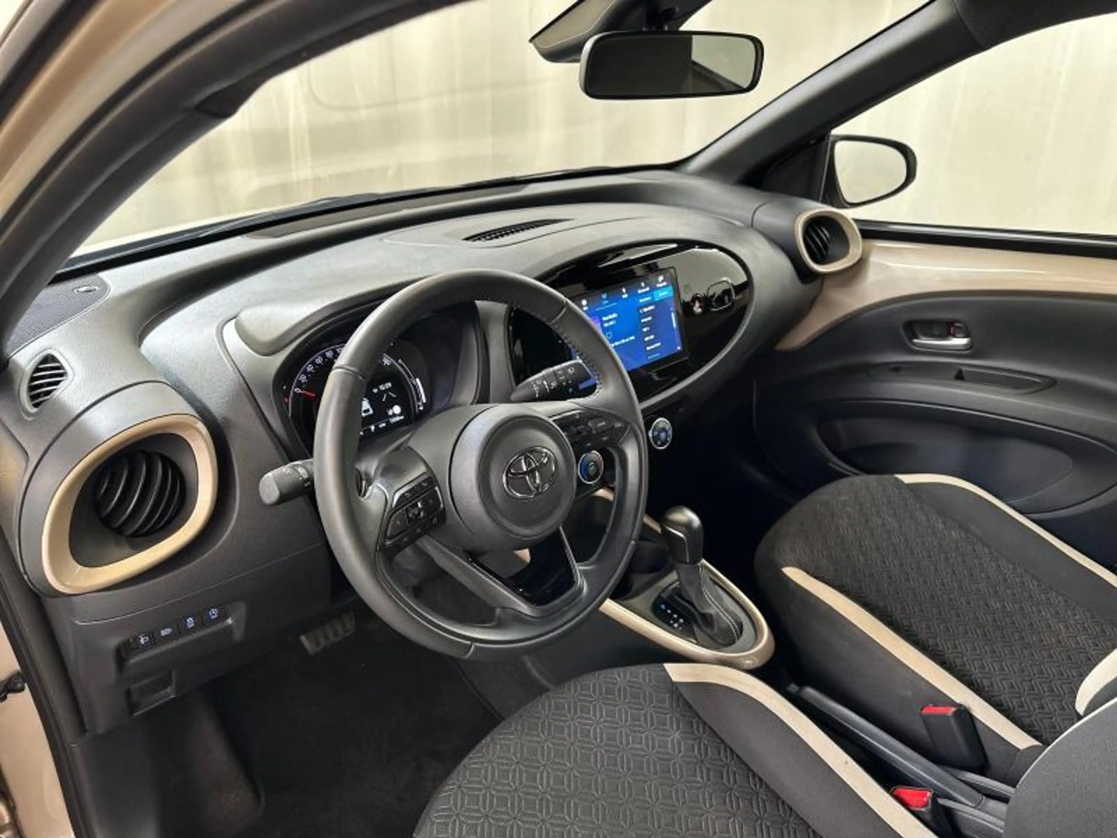 Toyota Aygo X AT Pulse | carplay | camera — photo 20