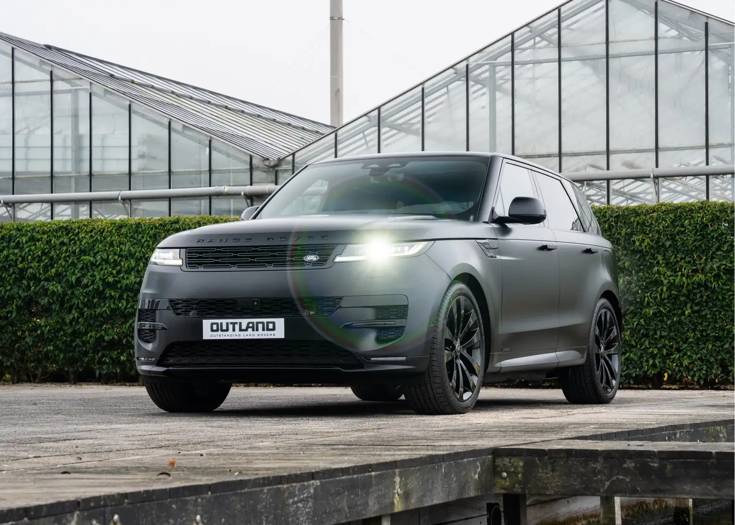 Land Rover Range Rover Sport P460e Dynamic HSE | Satin Black Xpel | 23" | Soft Zwart - 2