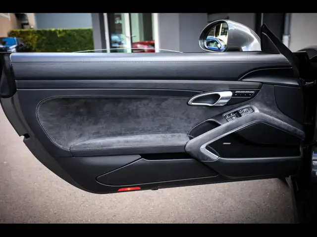Porsche 911 view 8