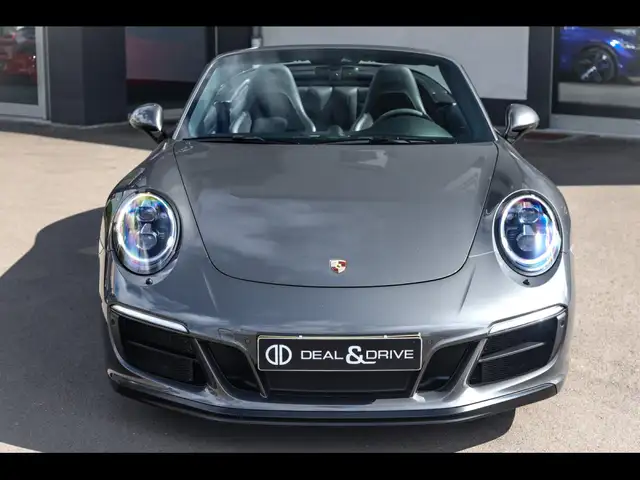 Porsche 911 view 5