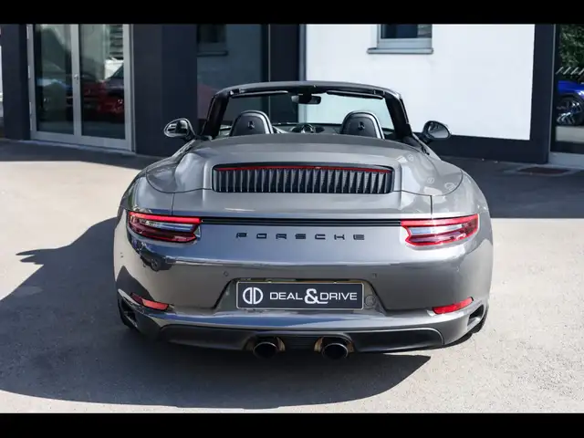 Porsche 911 view 4
