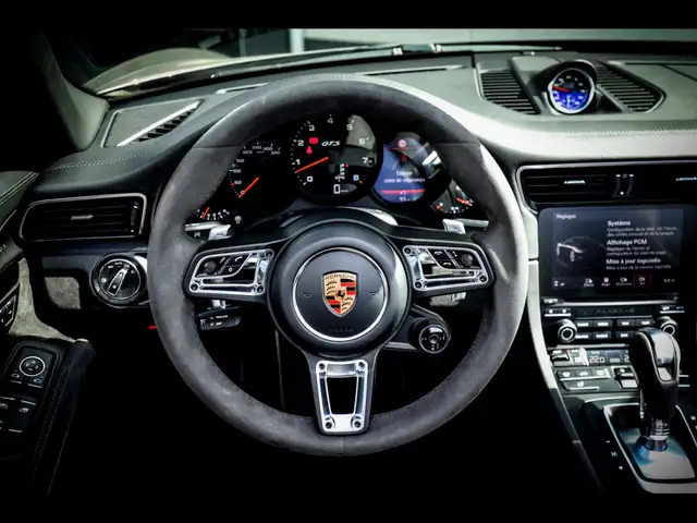 Porsche 911 view 11