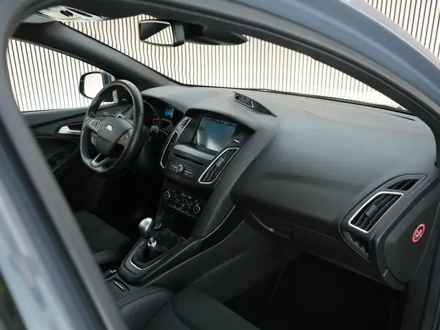 Ford Focus view 3