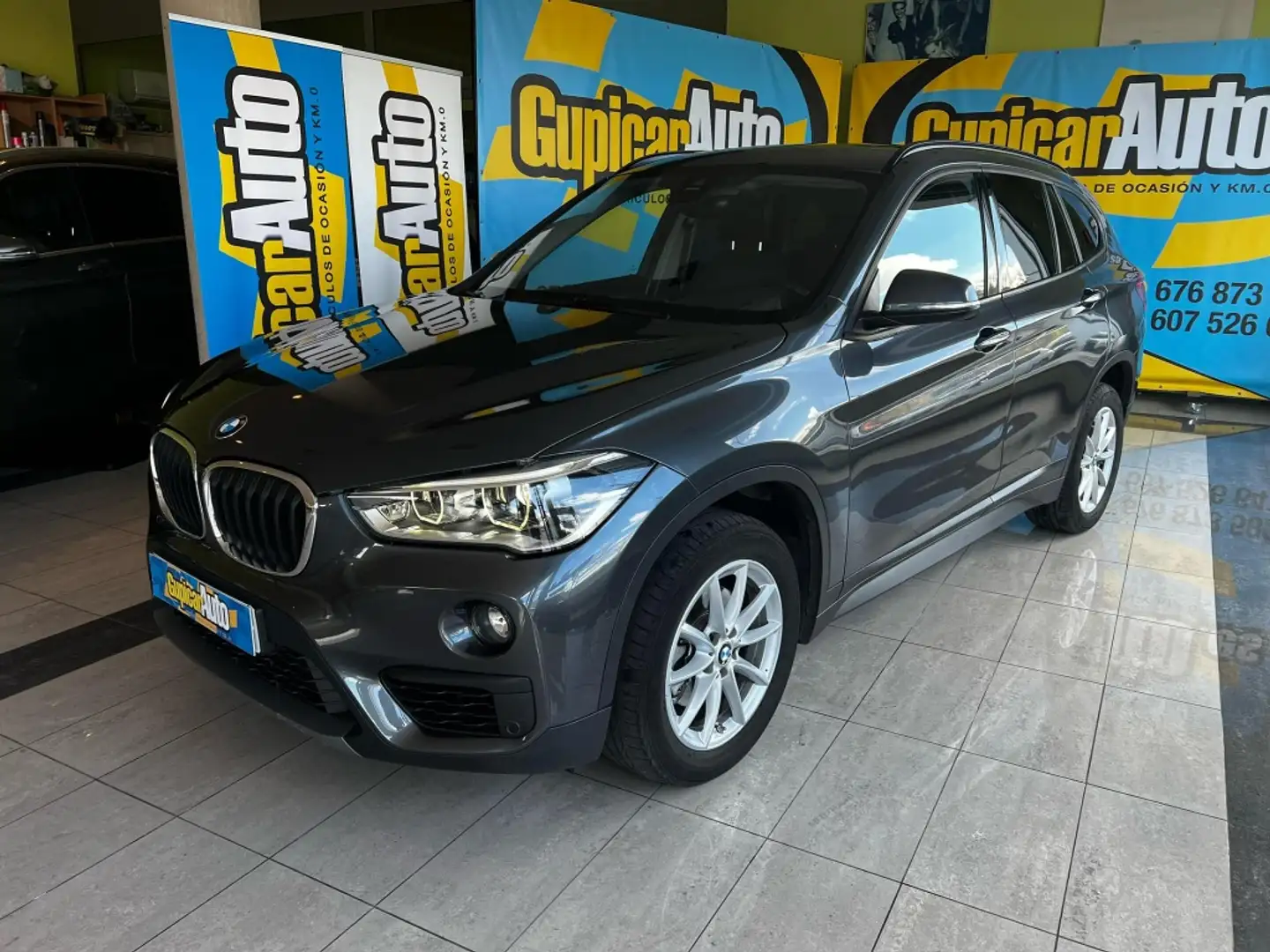 BMW X1 sDrive 18dA Grau - 1