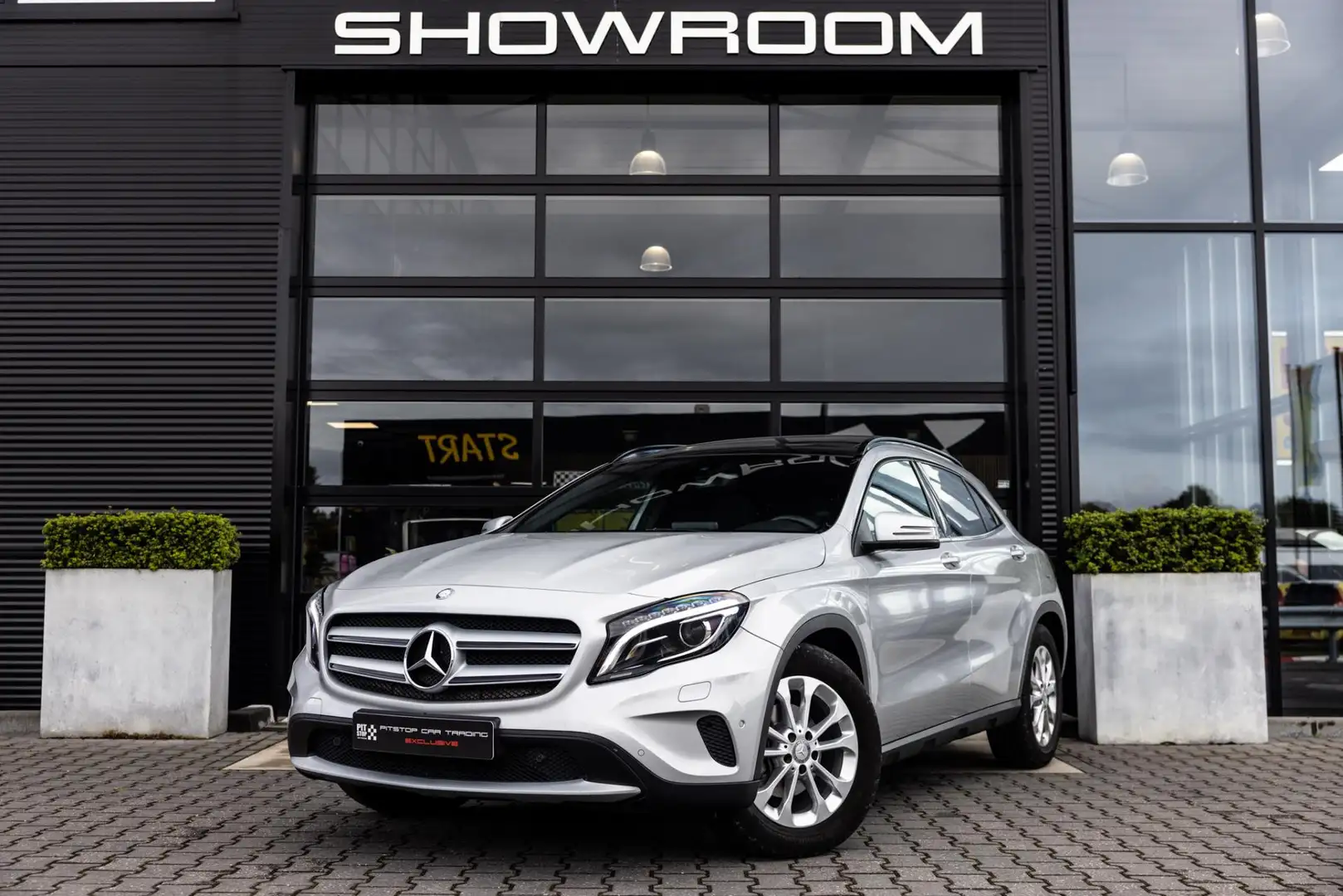 Mercedes-Benz GLA 180 NL Auto, Pano, Camera, Navi! Grijs - 2