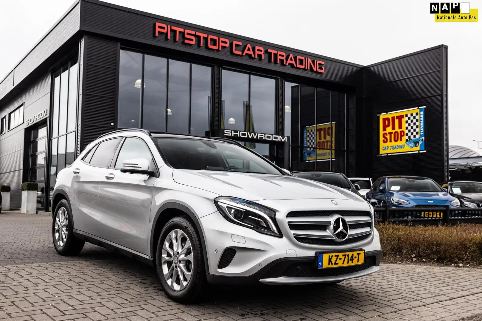 Mercedes-Benz GLA 180 NL Auto, Pano, Camera, Navi! Grijs - 1