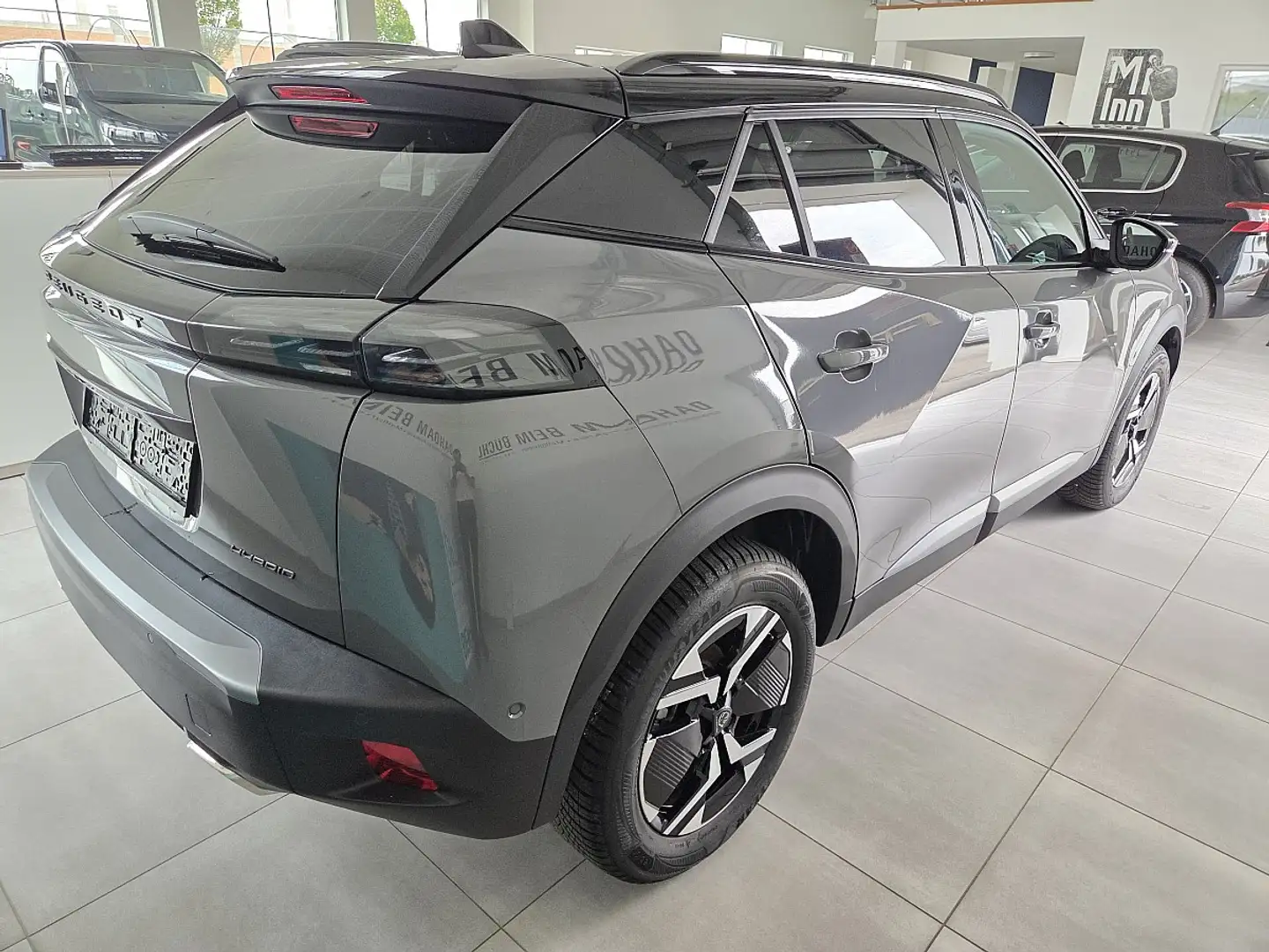 Peugeot 2008 Hybrid 145 e-DCS6 GT Glasdach, Grau - 2