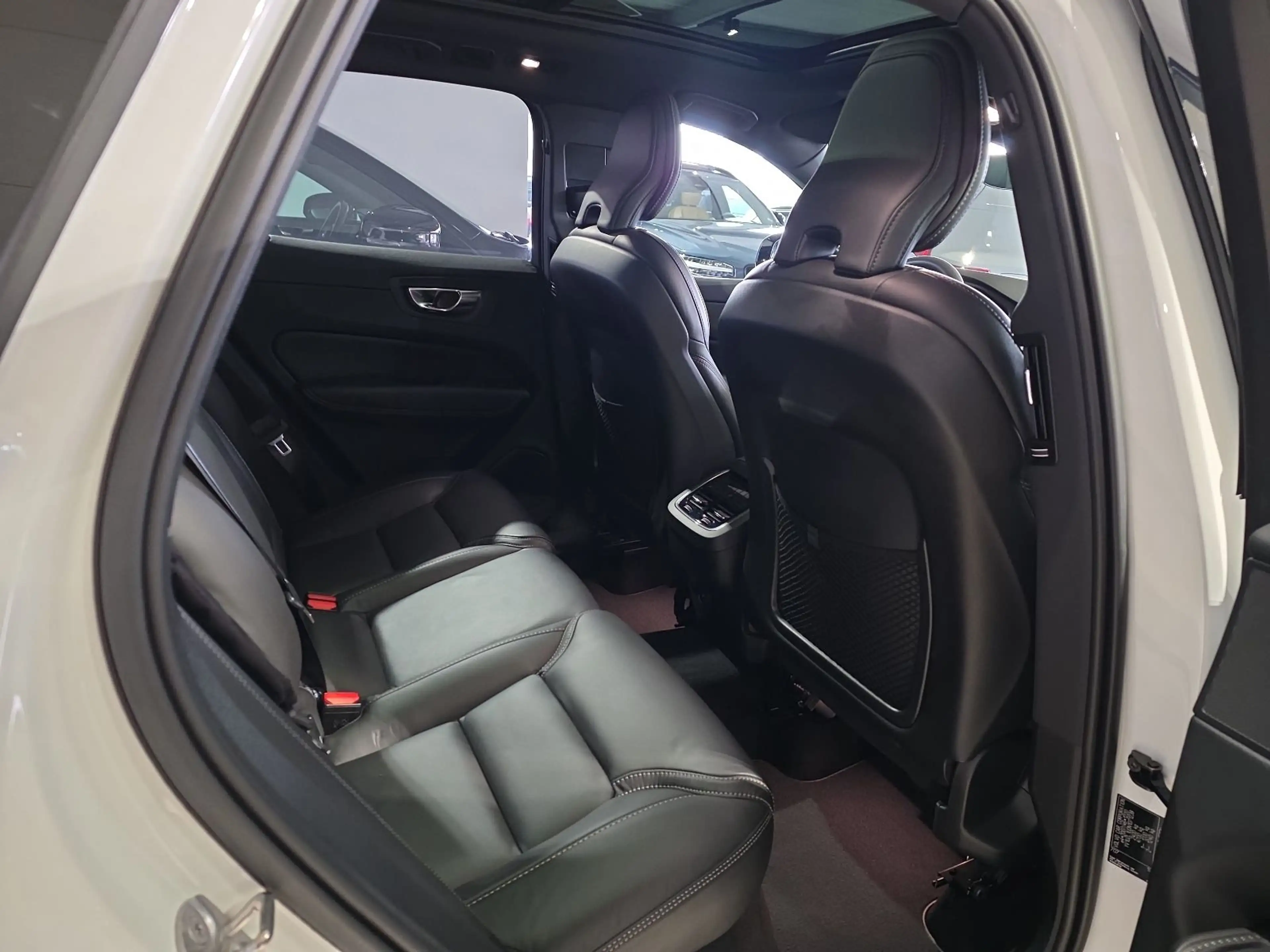 Volvo XC60 B5 R-Design Massage AHK 360° 22Zoll Pano — photo 13