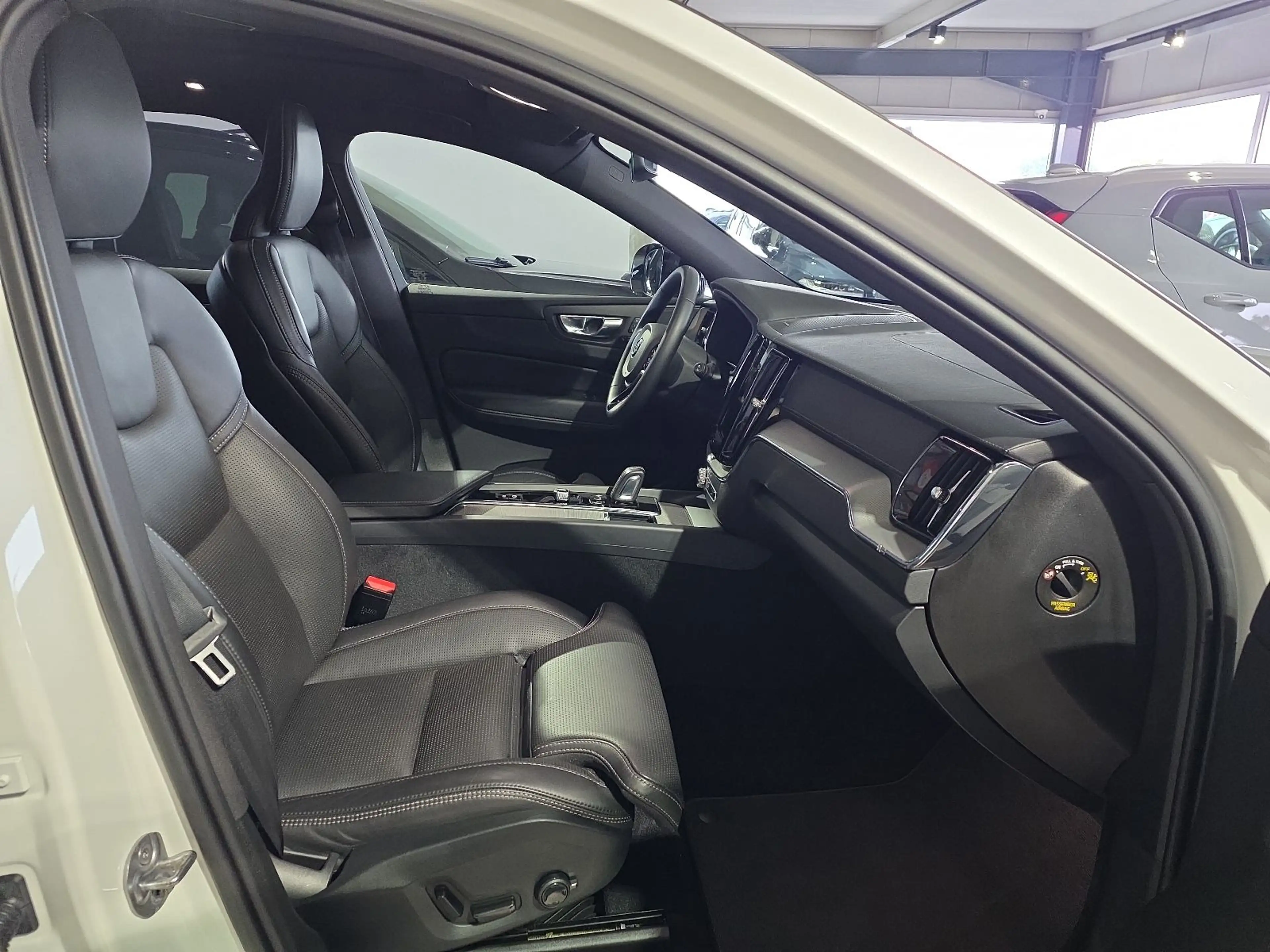 Volvo XC60 B5 R-Design Massage AHK 360° 22Zoll Pano — photo 11