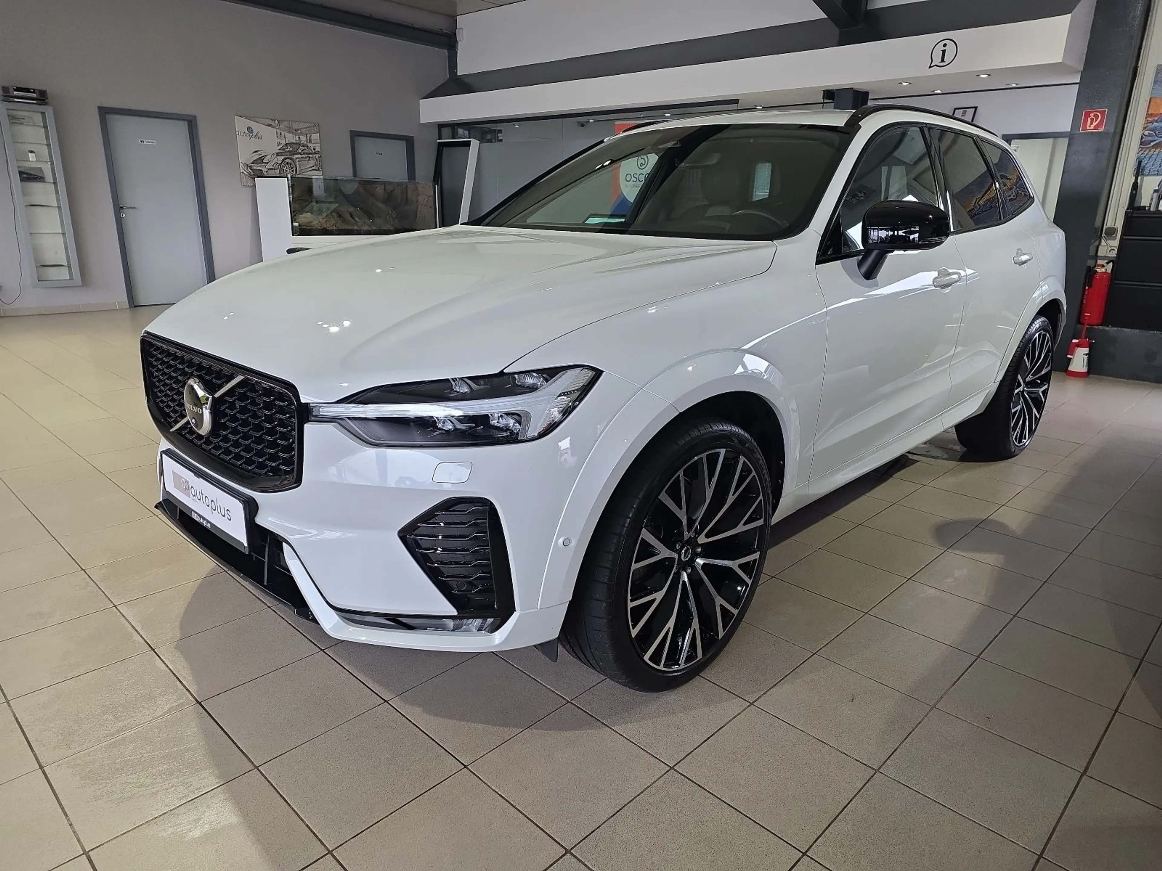 Volvo XC60 B5 R-Design Massage AHK 360° 22Zoll Pano