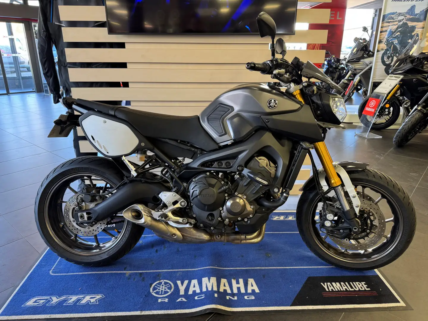 Yamaha MT-09 Gris - 1