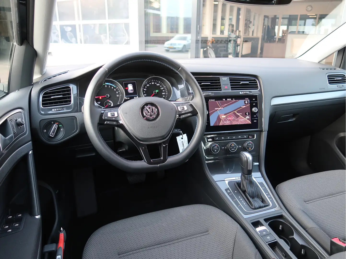 Volkswagen e-Golf E-DITION | 17 inch | carplay | stoelverw | Zwart - 2
