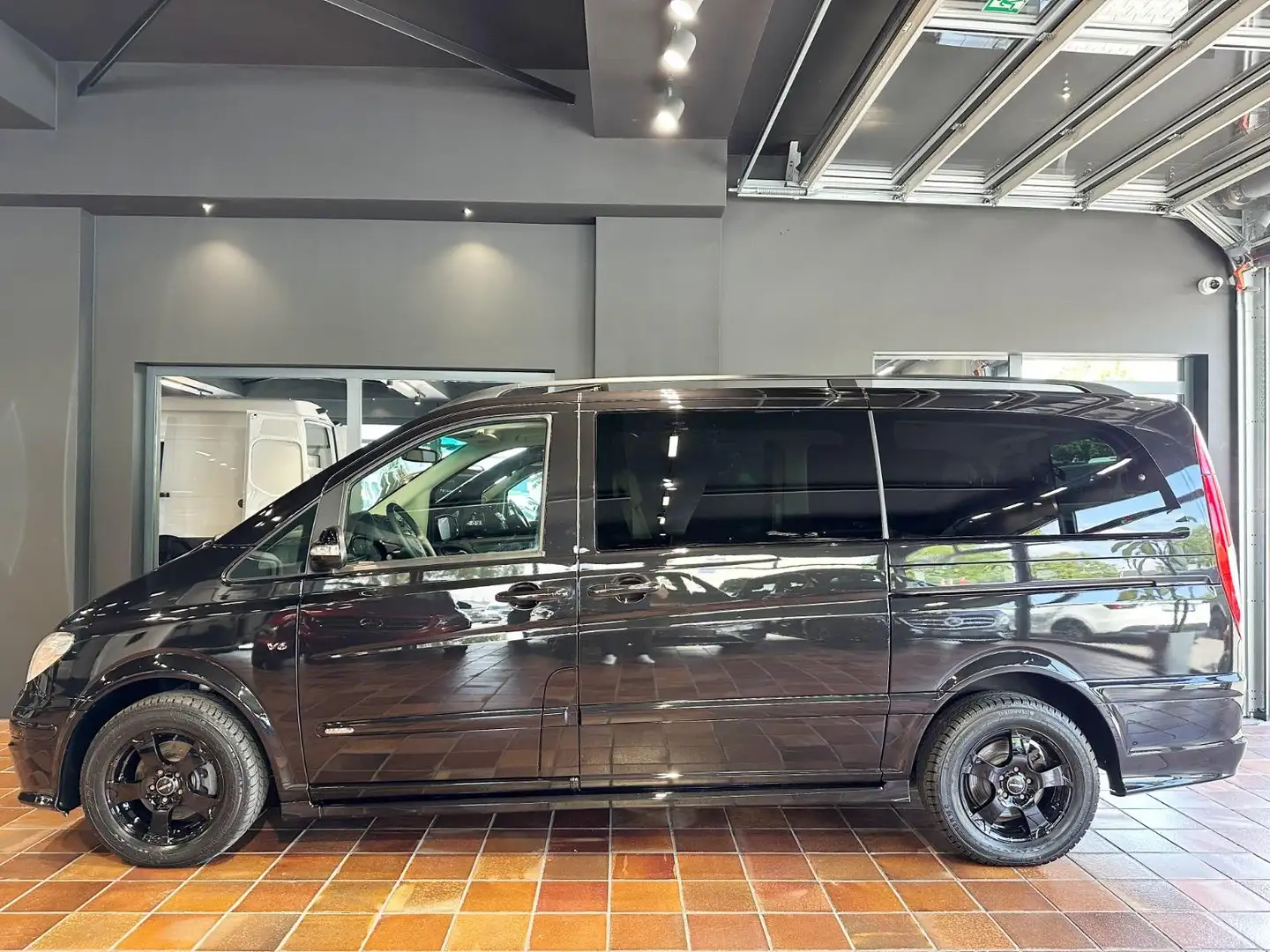 Mercedes-Benz Viano 3.0 V6 X-CLUSIVE LANG 1.HD GLASDACH STANDHZG SPORT Negro - 2