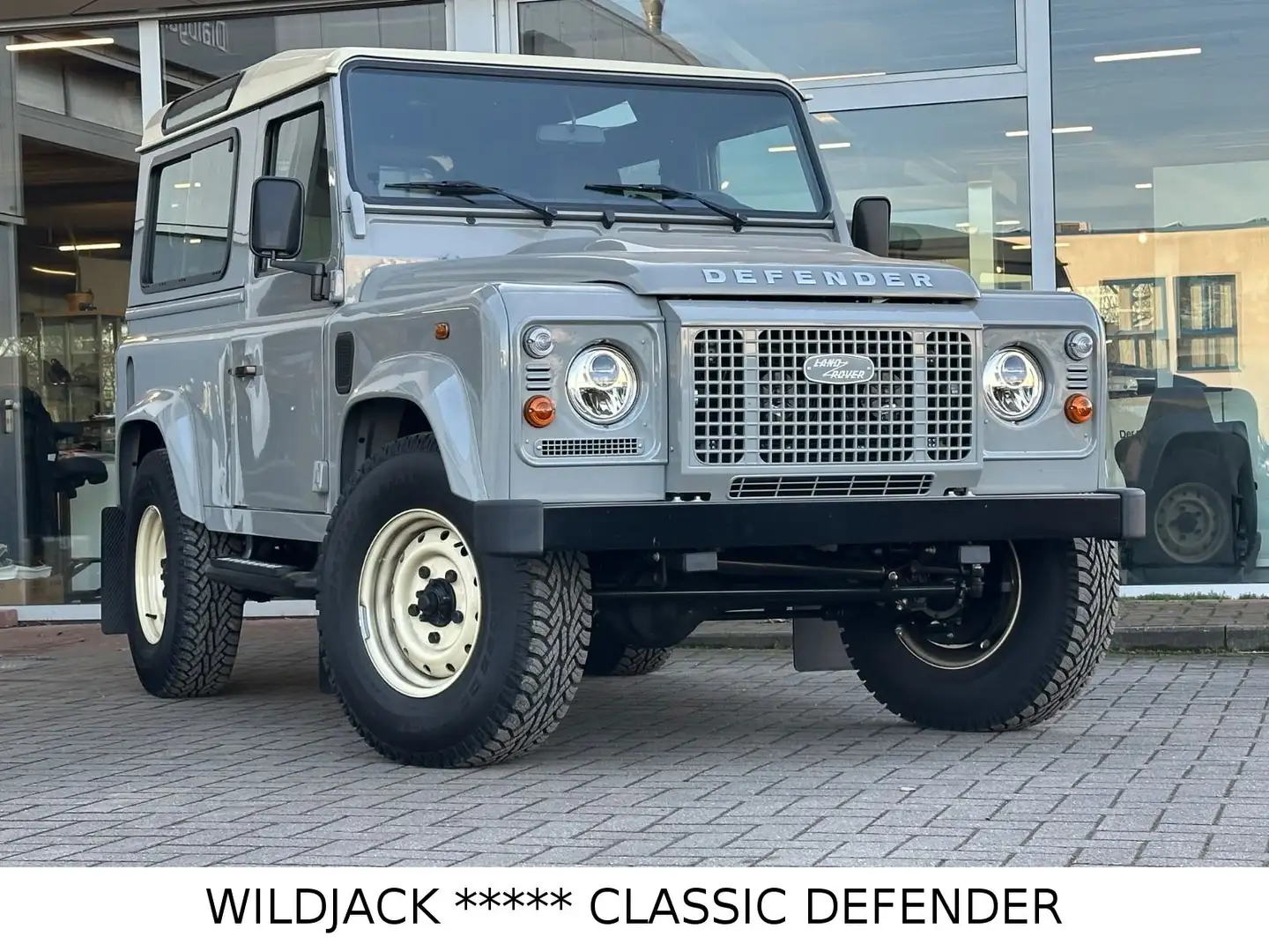 Land Rover Defender 90 WORKS V8 75th ISLAY EDITION (1OF17) Grau - 2