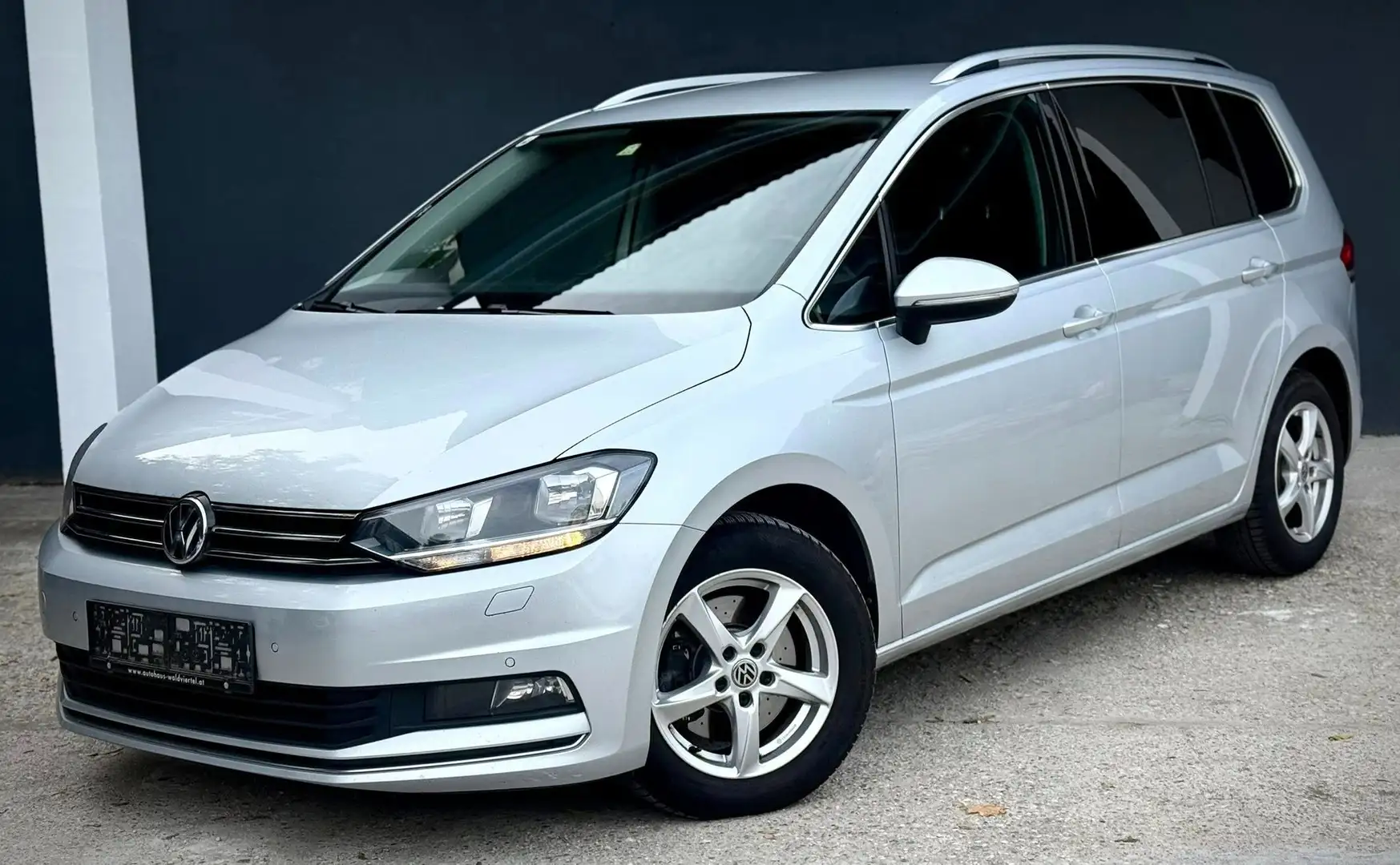 Volkswagen Touran Highline 1,6 TDI SCR DSG Aut Voll ÖAMTC Pickerl Silber - 1