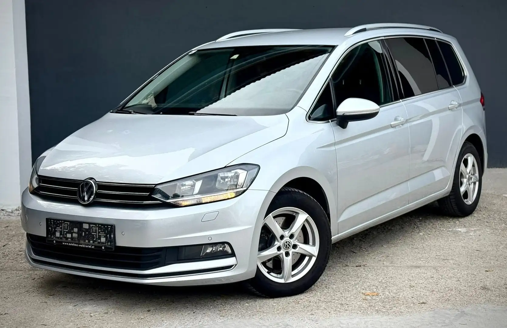 Volkswagen Touran Highline 1,6 TDI SCR DSG Aut Voll ÖAMTC Pickerl Silber - 2